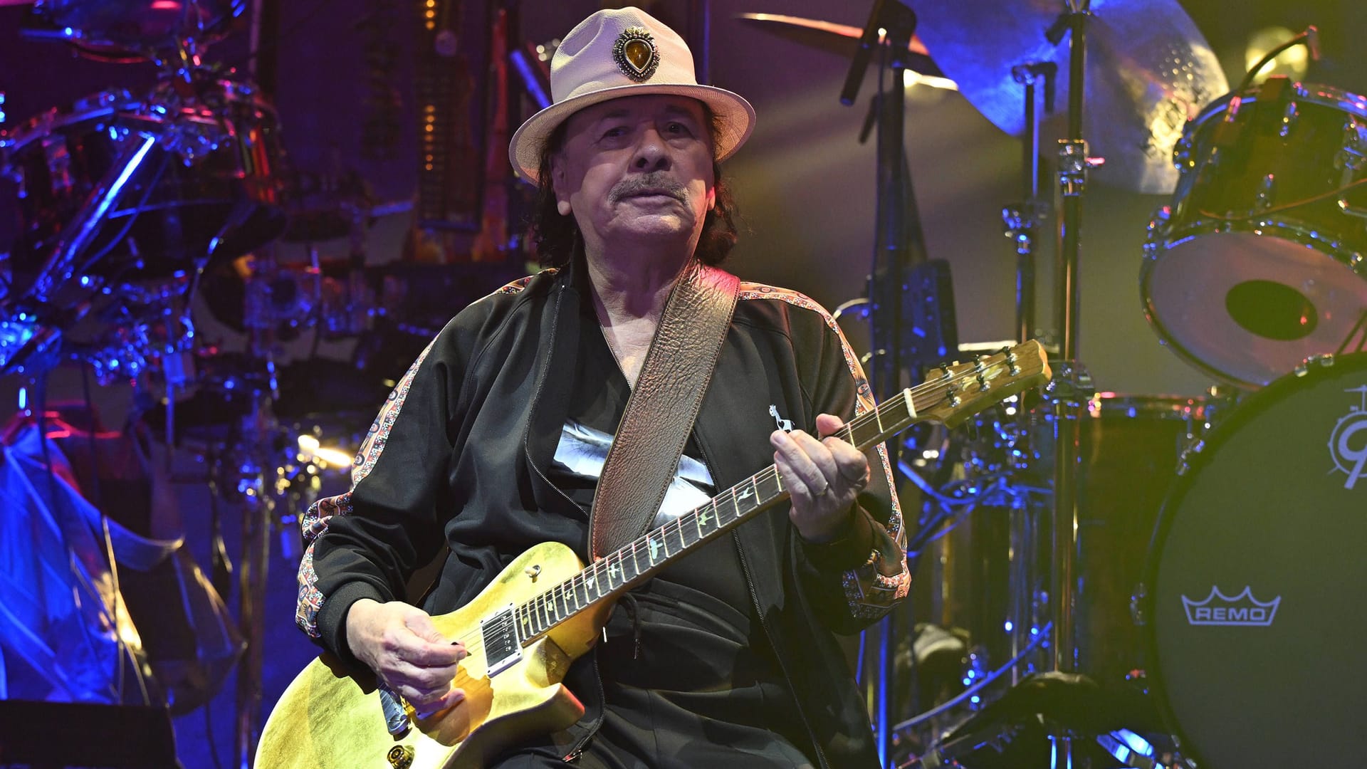 Carlos Santana auf der Bühne (Archivbild): Der 77-Jährige ist seit 60 Jahren mit seiner Band unterwegs und hat sich Legendenstatus erspielt. Carlos Santana auf der Bühne (Archivbild): Der 77-Jährige ist seit 60 Jahren mit seiner Band unterwegs und hat sich Legendenstatus erspielt.