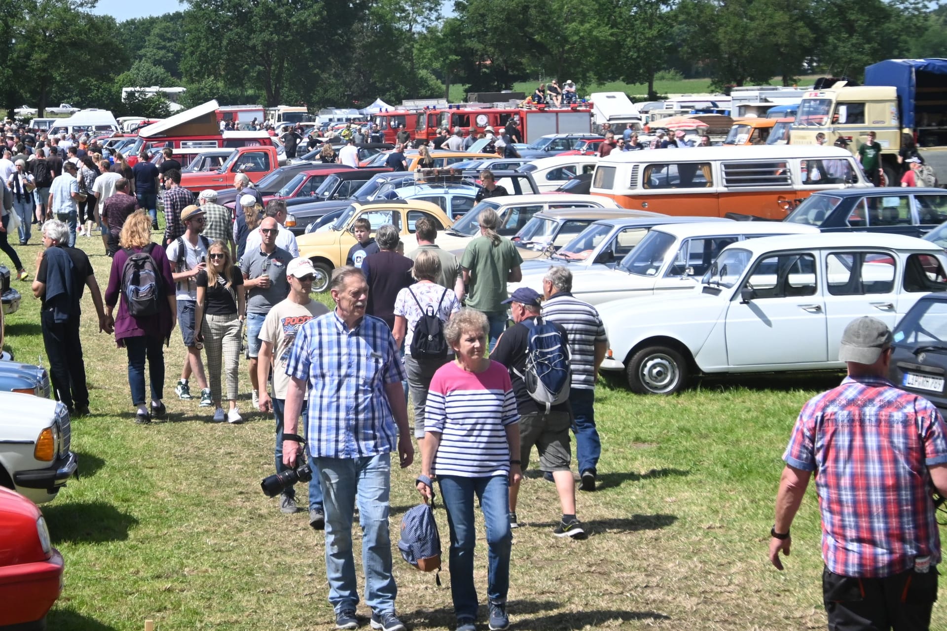 Oldtimer ohne Ende (Archivbild): Die Veranstalter des Oldtimermarkts Bockhorn rechnen 2025 mit bis zu 6.000 teilnehmenden Autos. Oldtimer ohne Ende (Archivbild): Die Veranstalter des Oldtimermarkts Bockhorn rechnen 2025 mit bis zu 6.000 teilnehmenden Autos.