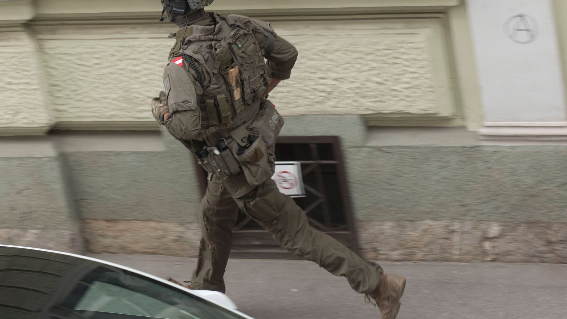 Ein Beamter der Spezialeinheit "Cobra" (Archivbild): Sie kommt immer dann zum Einsatz, wenn es brenzlig wird.