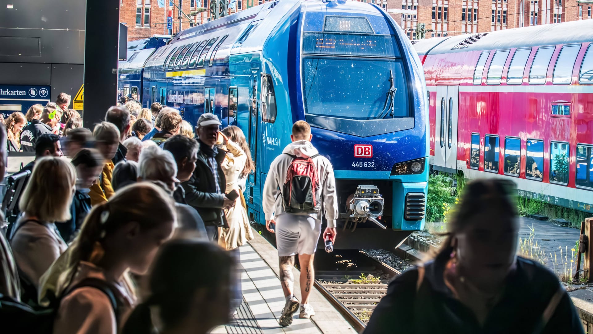 Sitzen wird teurer: Die Bahn erhöht die Preise für Reservierungen und schafft ein wichtiges Angebot ab. Sitzen wird teurer: Die Bahn erhöht die Preise für Reservierungen und schafft ein wichtiges Angebot ab.