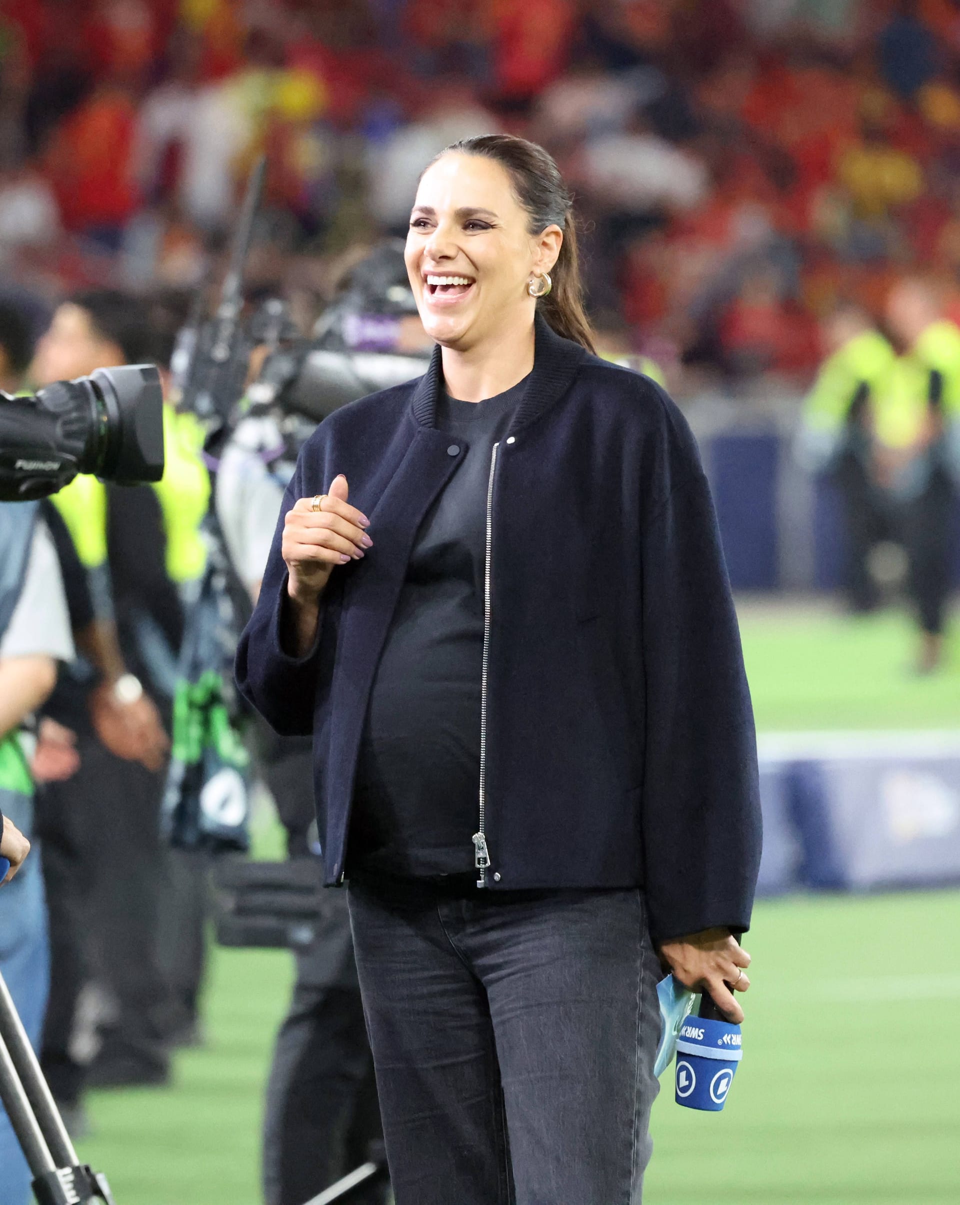 Esther Sedlaczek: Sie steht als Sportmoderatorin vor der Kamera.