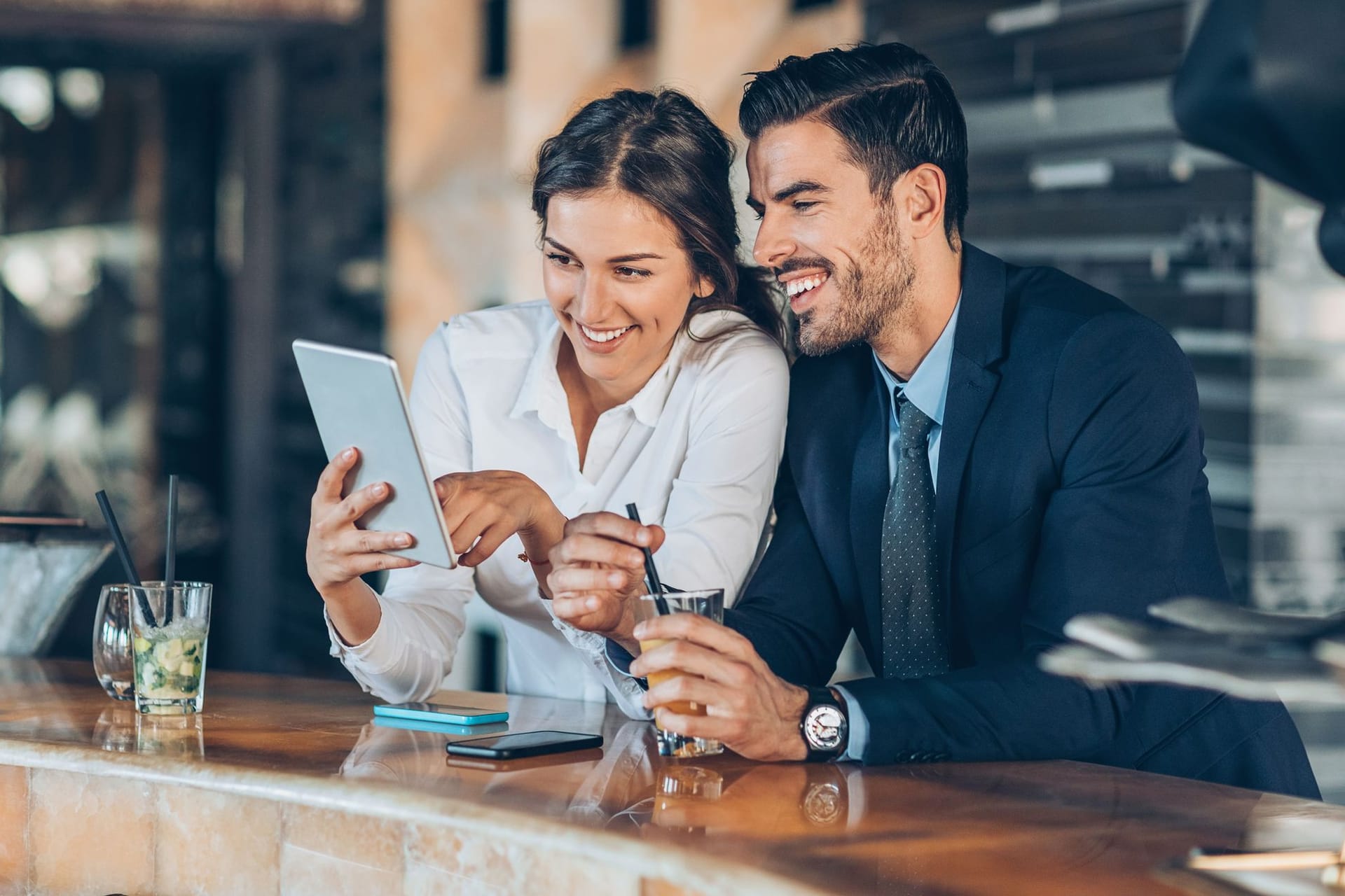 Frau und Mann bei einem Business-Gespräch