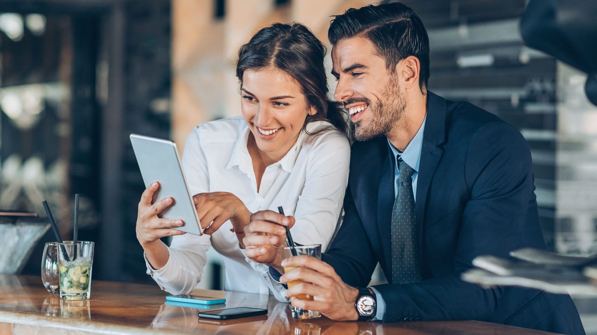 Frau und Mann bei einem Business-Gespräch