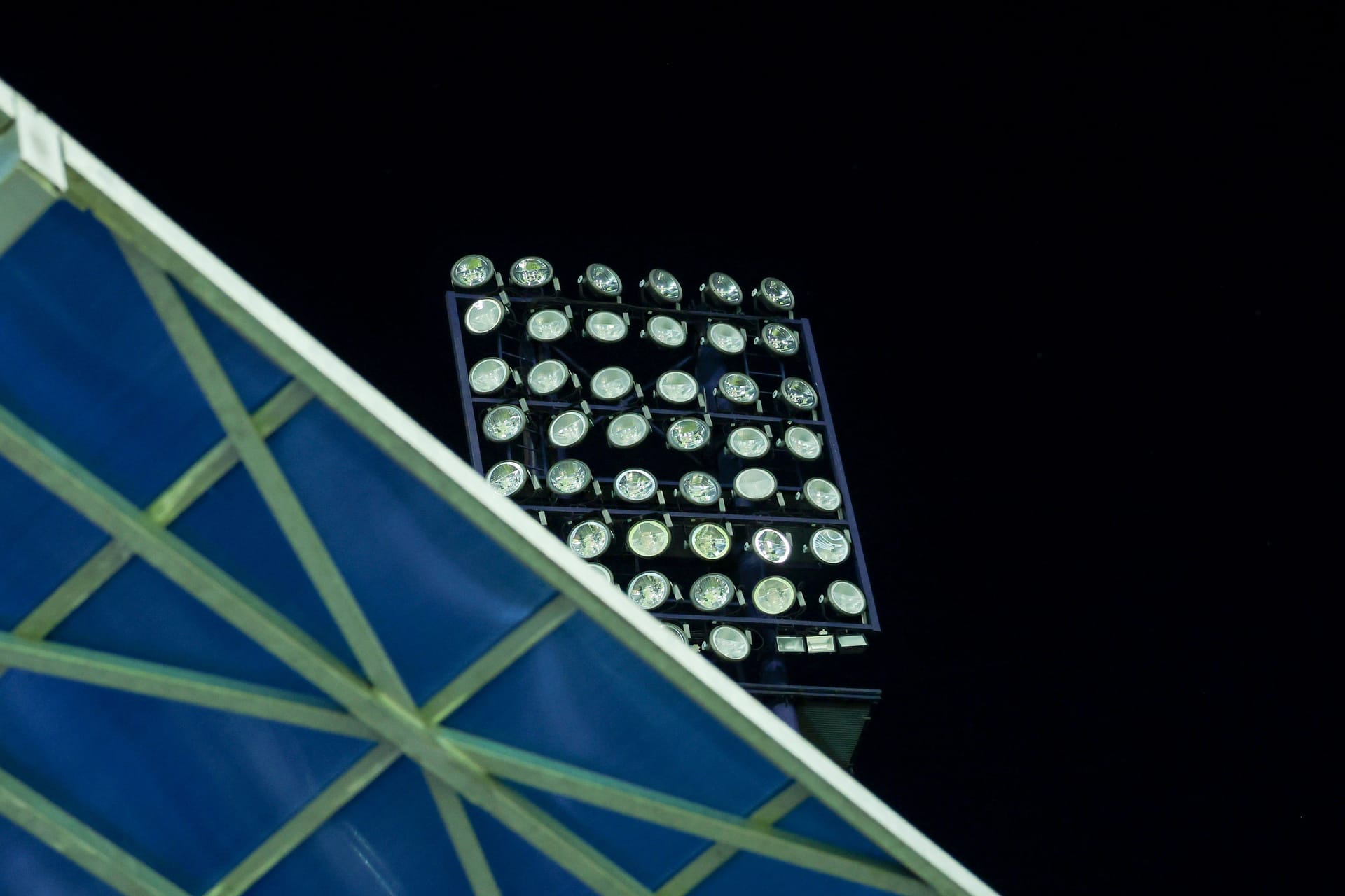 An einem Flutlichtmast sind in der Nachspielzeit der ersten Halbzeit die Lichter ausgegangen.