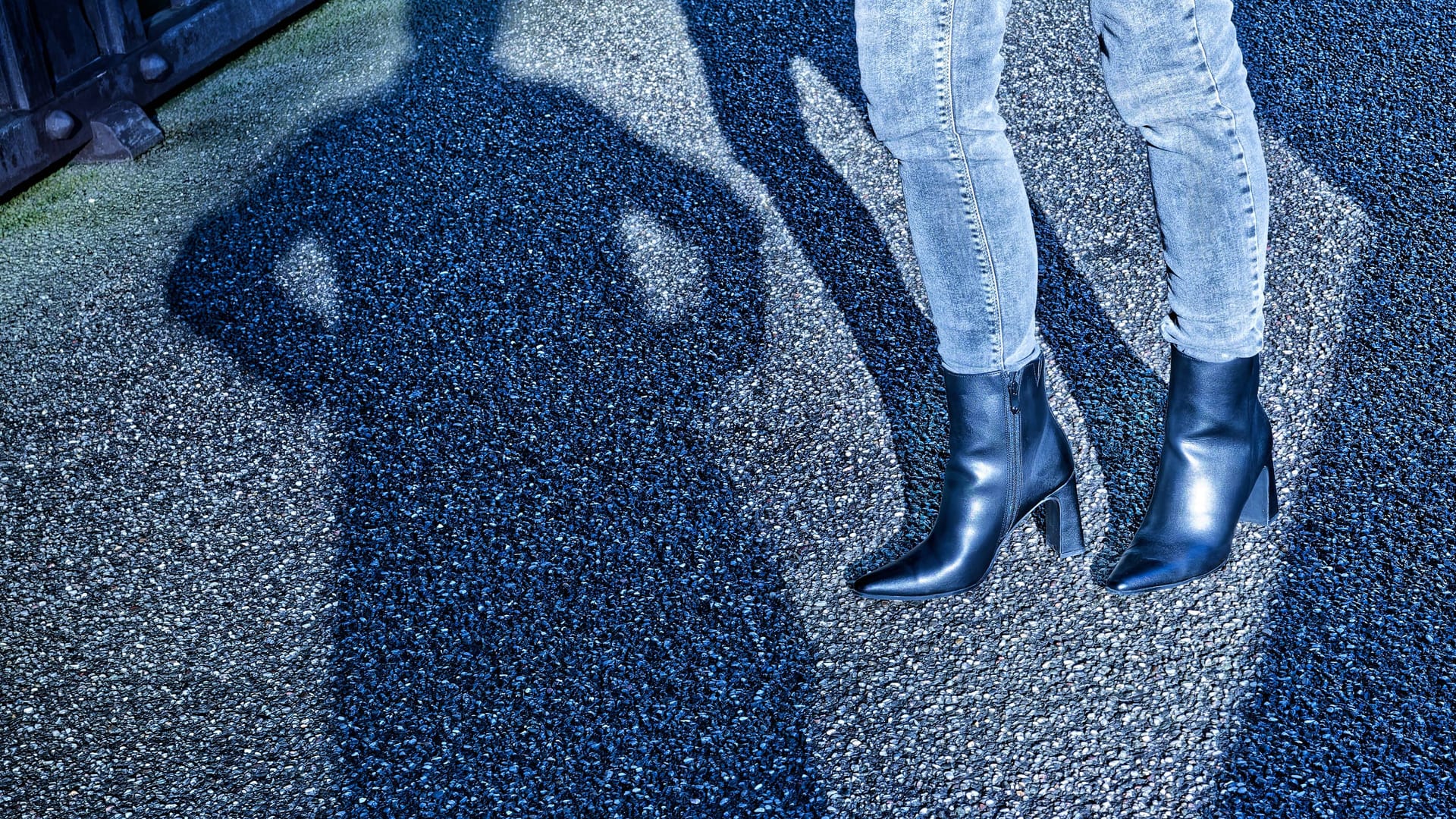 Ein Schatten und die Beine einer Frau (Symbolbild): In Hamburg ist eine Frau sexuell belästigt worden.