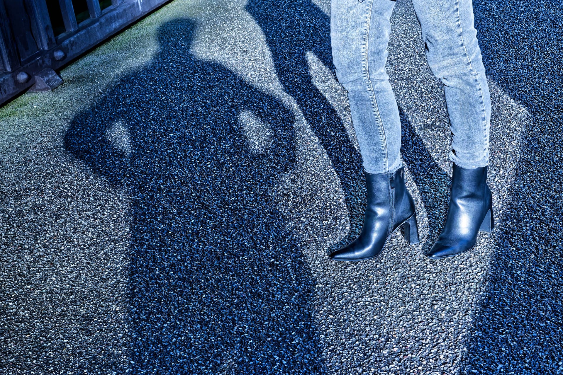 Ein Schatten und die Beine einer Frau (Symbolbild): In Hamburg ist eine Frau sexuell belästigt worden.