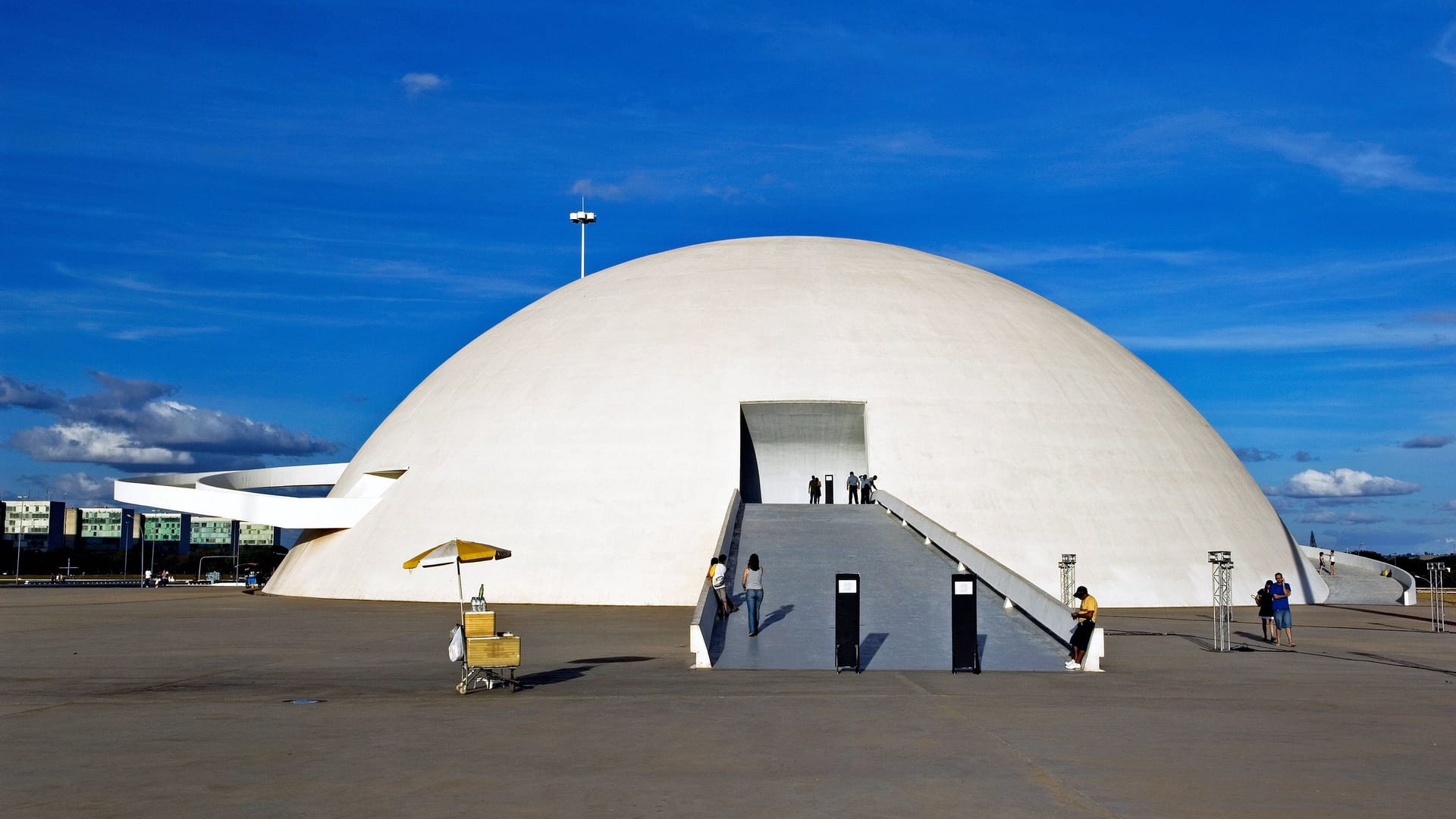 Ein UFO mitten im Regierungsviertel: Das Nationalmuseum wirkt wie eben gelandet. Oscar Niemeyers Betonkuppel steht wie kaum ein anderes Bauwerk für den futuristischen Gestaltungswillen, der Brasília erschuf.