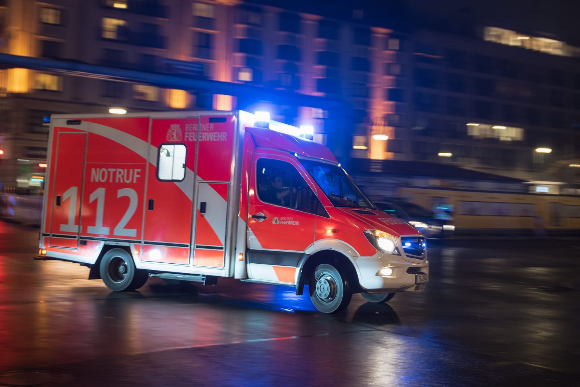 Rettungswagen in der Nacht im Einsatz (Symbolbild): Die Beamten waren in einem zivilen Auto unterwegs.