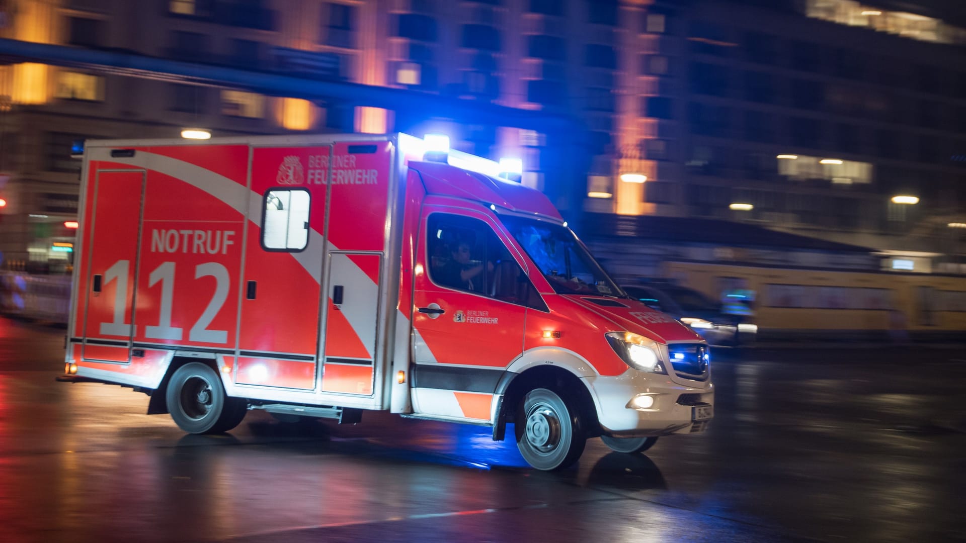 Rettungswagen in der Nacht im Einsatz (Symbolbild): Die Beamten waren in einem zivilen Auto unterwegs.