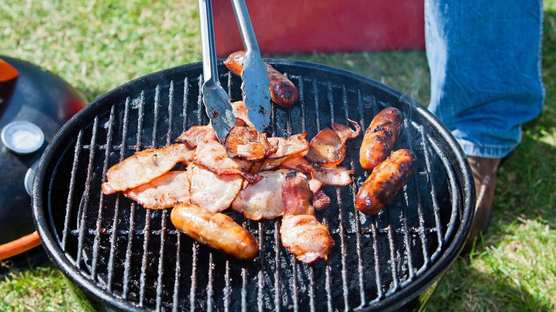 Mit kraftvollen Grillreinigern und Grillbürsten macht man sich die Reinigung nach dem Grillabend leicht.