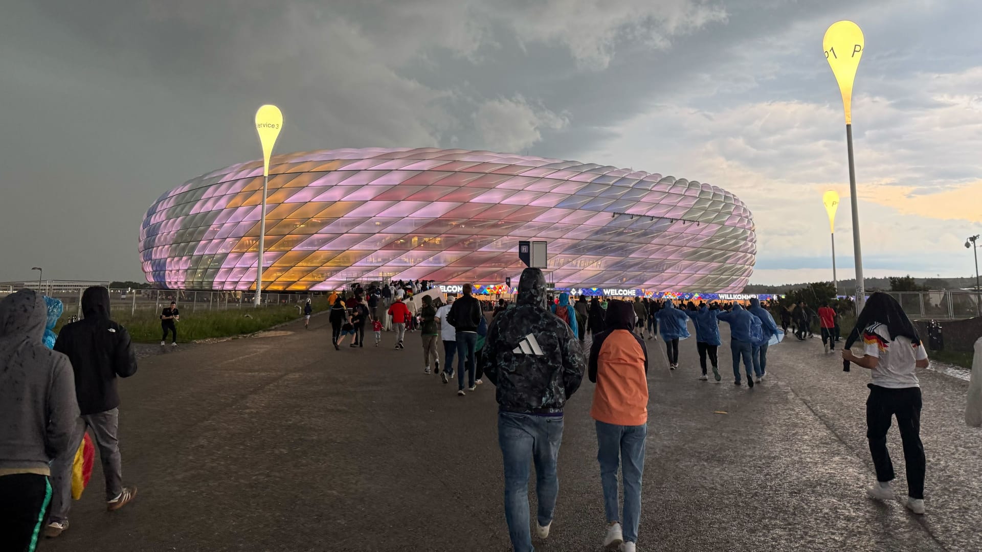 Fans vor der Allianz Arena: Gegner im Halbfinale der Nations League ist Portugal. Fans vor der Allianz Arena: Gegner im Halbfinale der Nations League ist Portugal.