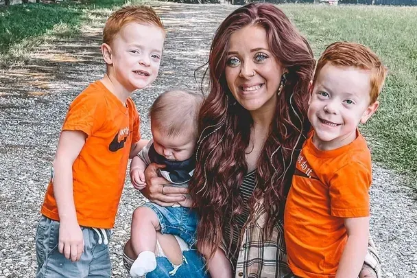 Kaci Jones mit ihren Kindern (Archivbild): Einer ihrer Zwillingsjungen, Myles, starb bei einem Unfall.