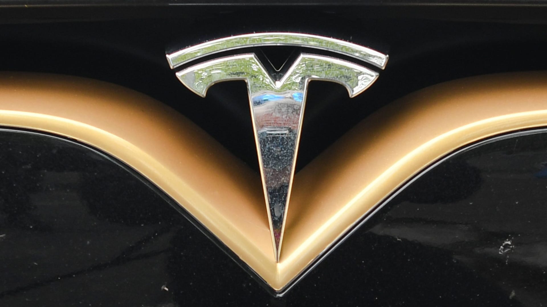 Tesla-Logo auf dem Kühlergrill eines Elektroautos (Symbolbild). Tesla-Logo auf dem Kühlergrill eines Elektroautos (Symbolbild).