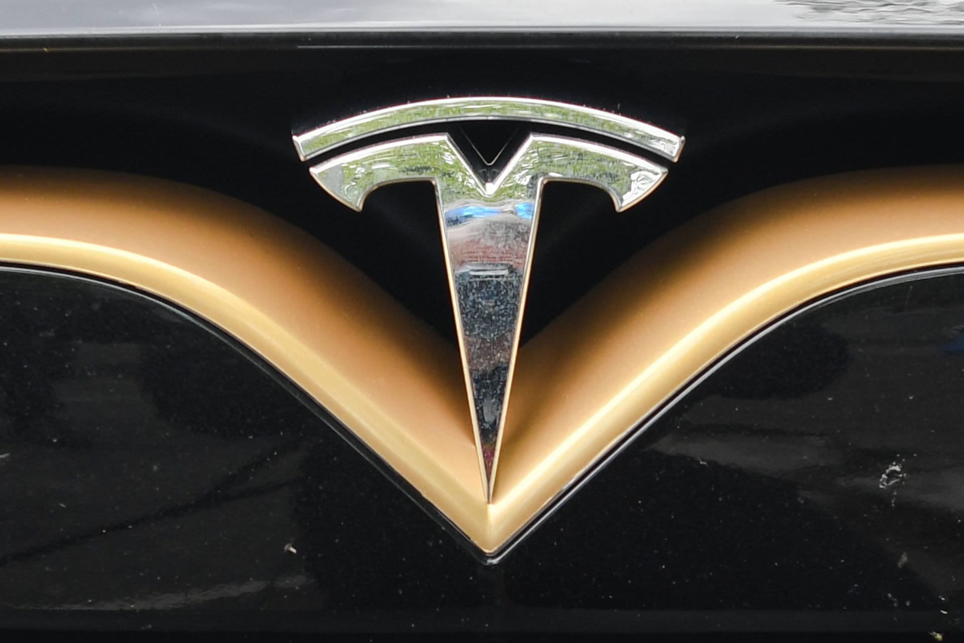 Tesla-Logo auf dem Kühlergrill eines Elektroautos (Symbolbild).