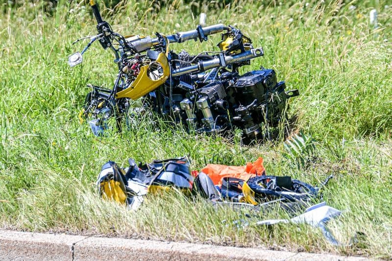 Trümmerteile am Fahrbahnrand: Bei Gomadingen starben zwei Menschen.