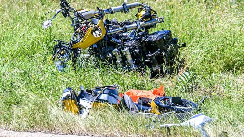Trümmerteile am Fahrbahnrand: Bei Gomadingen starben zwei Menschen.