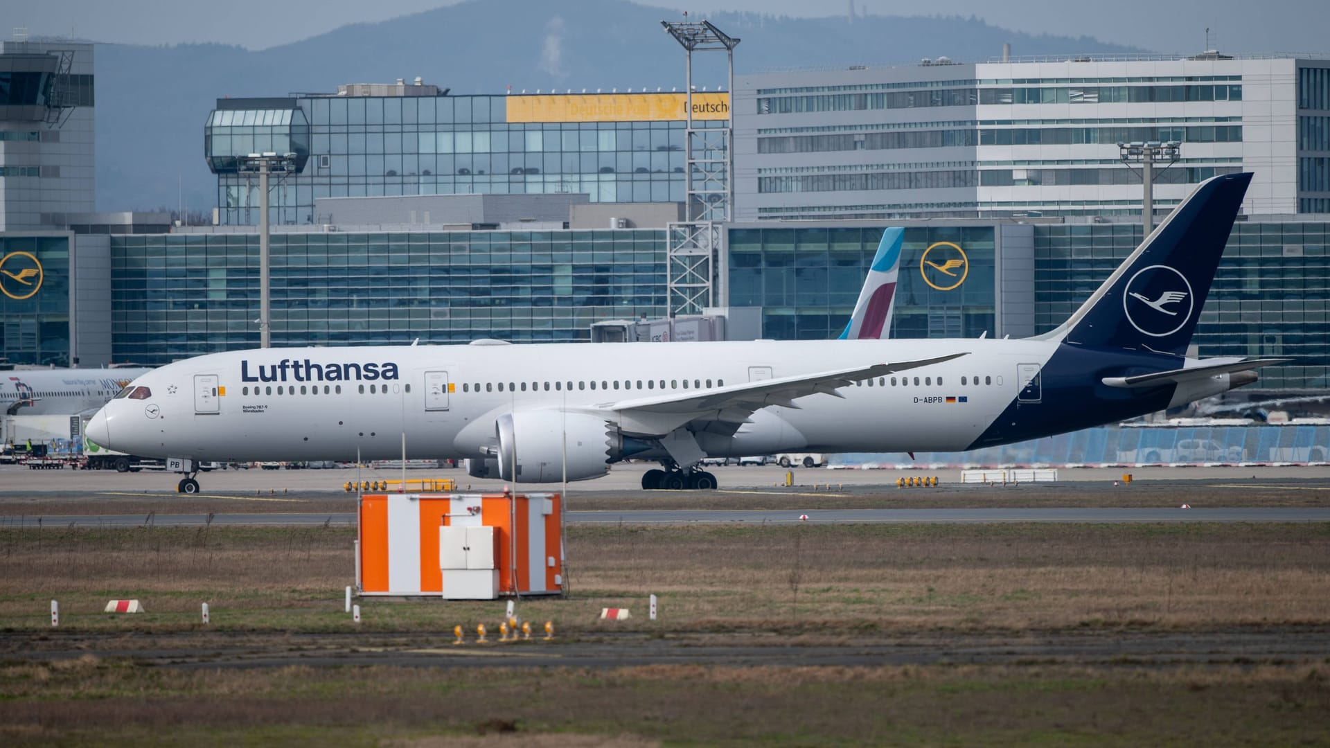 Eine Boeing 787-9 der Flugesellschaft Lufthansa (Archivbild): Für Passagiere einer solchen Maschine endete die Reise anders als erwartet. Eine Boeing 787-9 der Flugesellschaft Lufthansa (Archivbild): Für Passagiere einer solchen Maschine endete die Reise anders als erwartet.