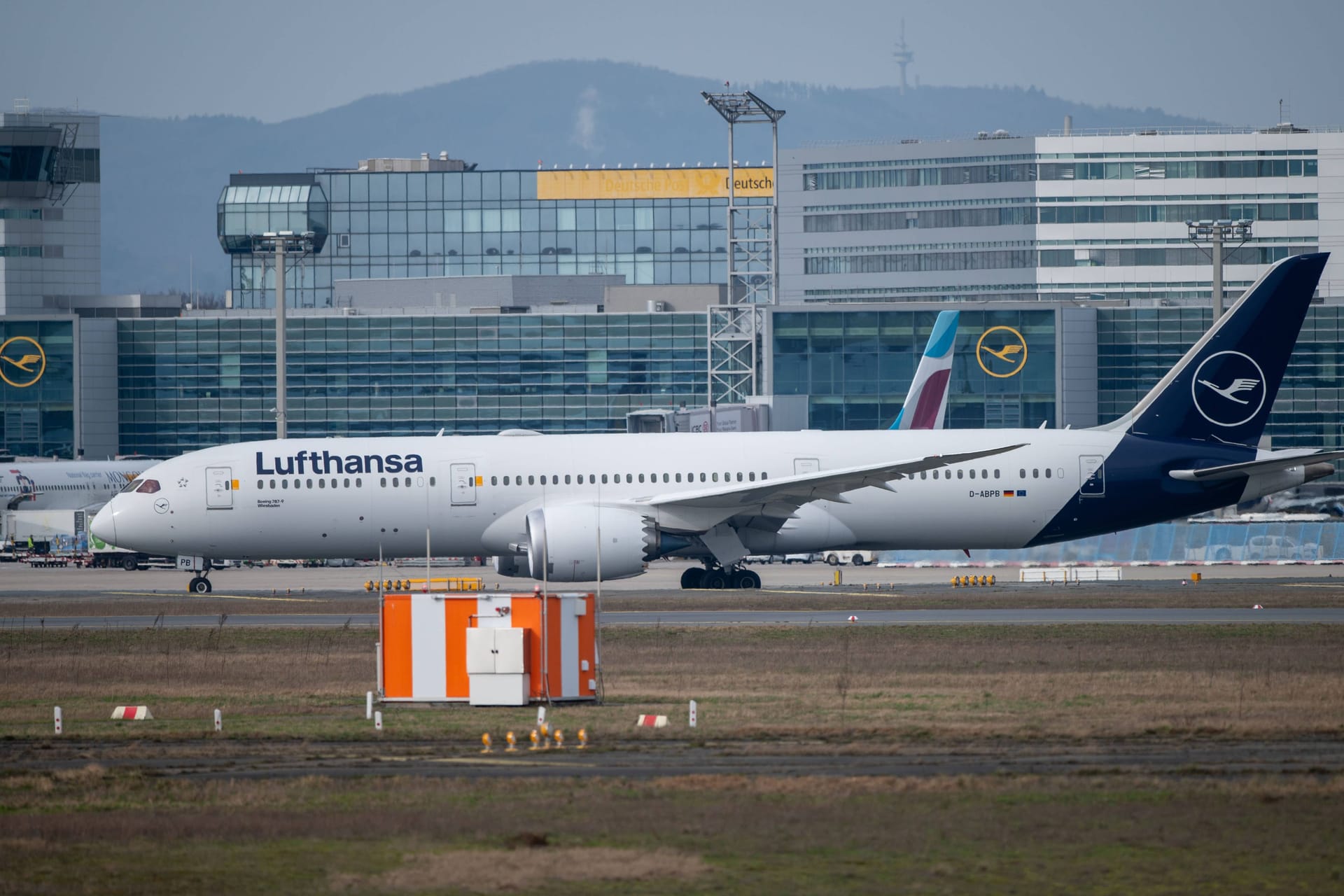 Eine Boeing 787-9 der Flugesellschaft Lufthansa (Archivbild): Für Passagiere einer solchen Maschine endete die Reise anders als erwartet. Eine Boeing 787-9 der Flugesellschaft Lufthansa (Archivbild): Für Passagiere einer solchen Maschine endete die Reise anders als erwartet.