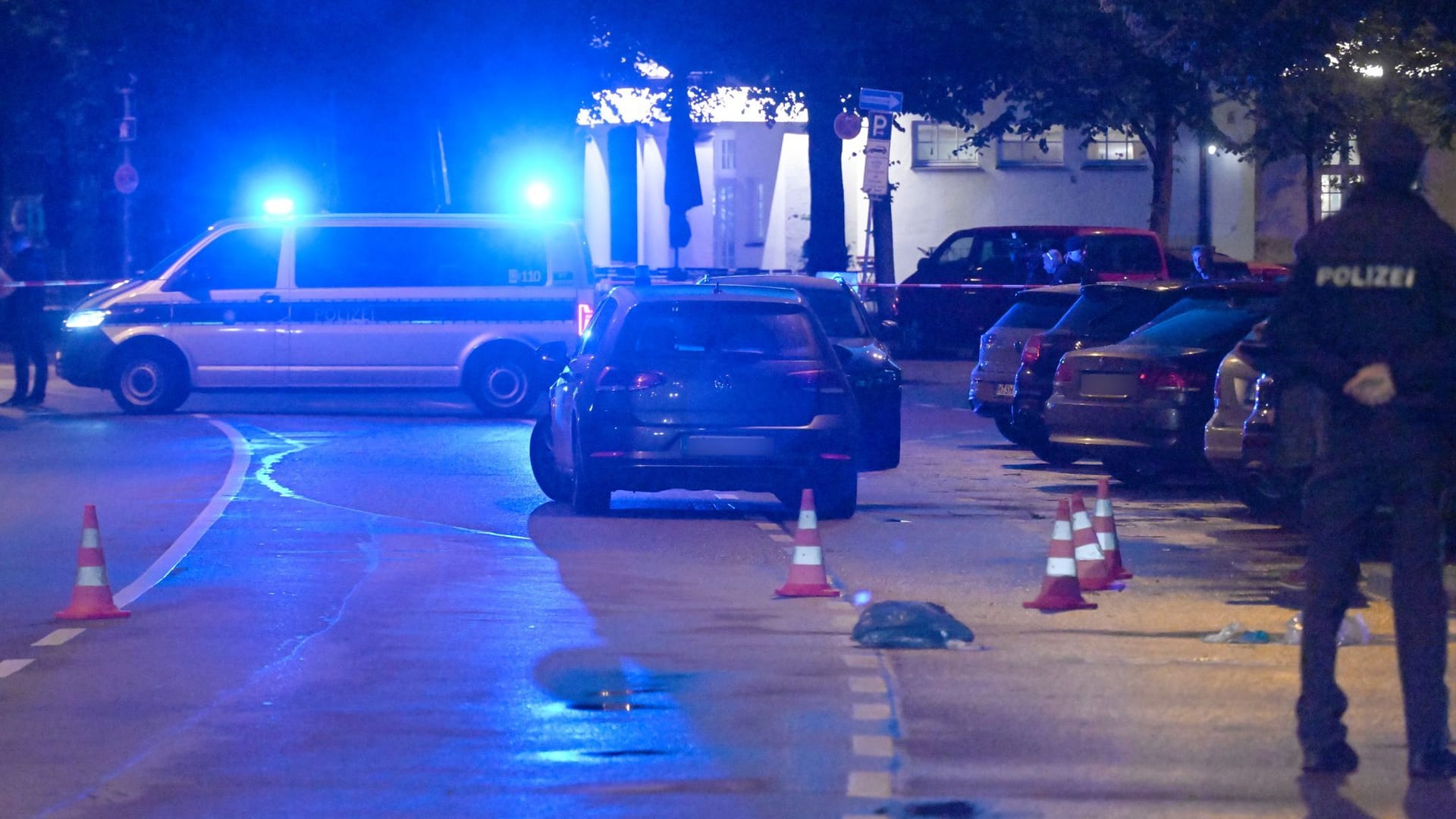 Frau sticht auf Menschen ein - Polizei erschießt sie Frau sticht auf Menschen ein - Polizei erschießt sie