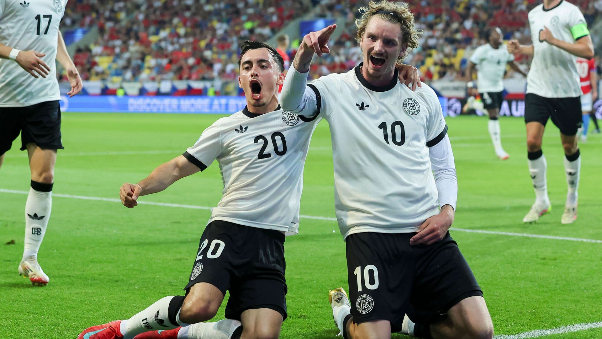 Großer Jubel: Paul Nebel (li.) und Nick Woltemade im Spiel gegen Tschechien.