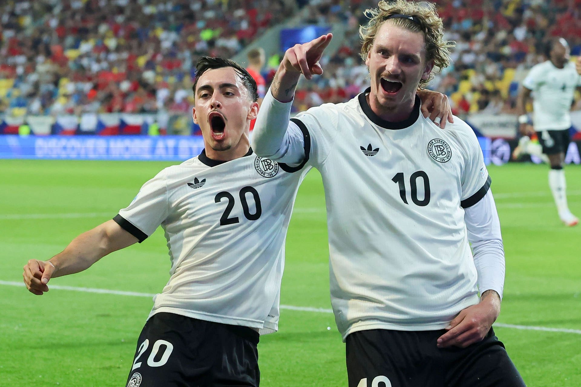 Großer Jubel: Paul Nebel (li.) und Nick Woltemade im Spiel gegen Tschechien.