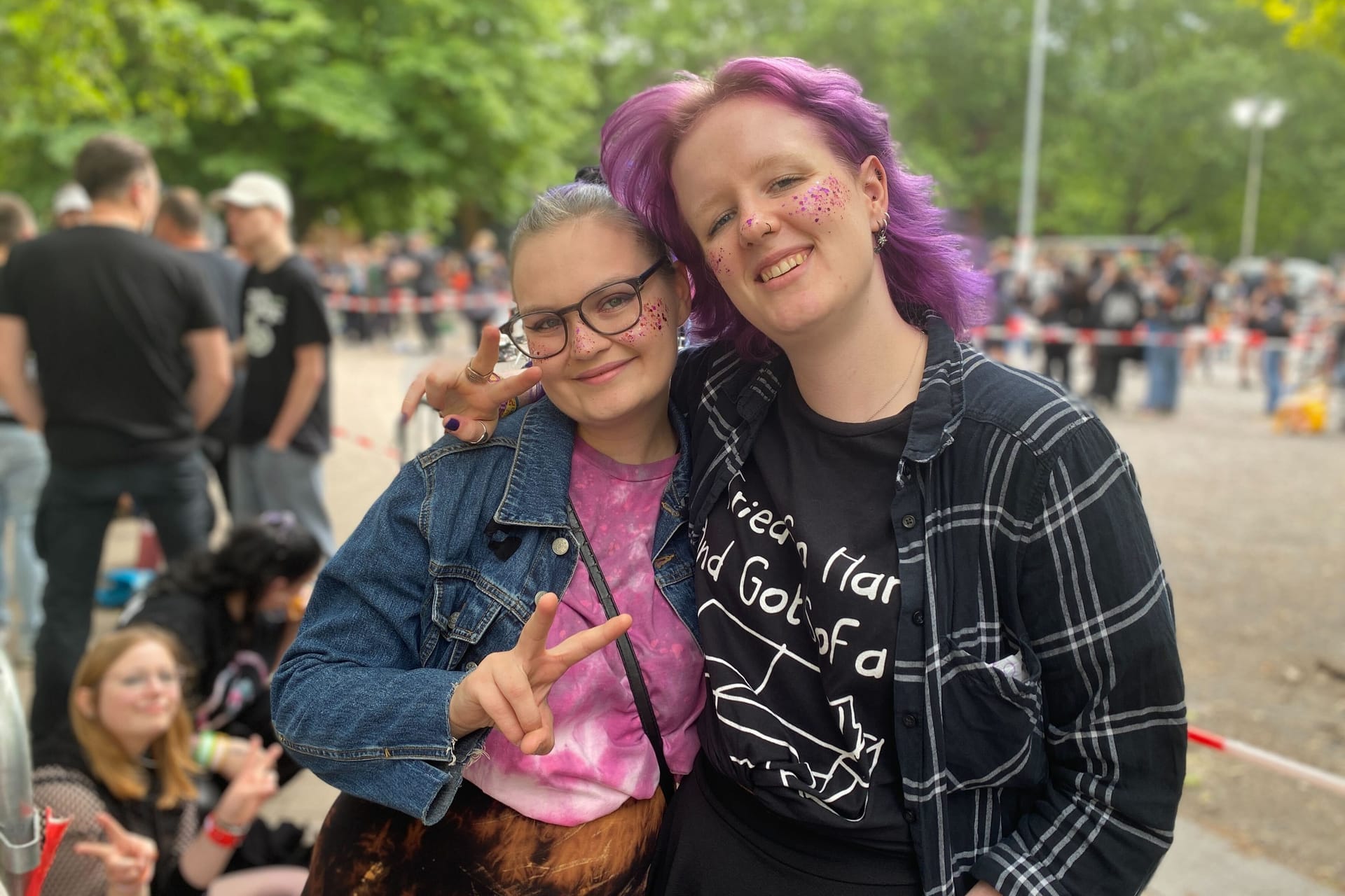 Sophie und Stella stehen vor der Heinz-von-Heiden-Arena: Sie wollen bei Linkin Park Spaß haben.