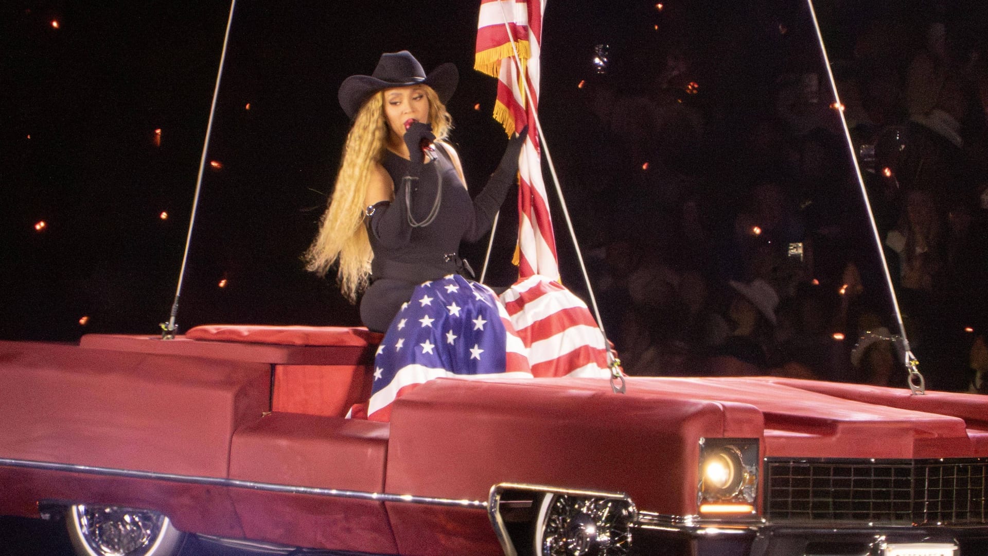 Beyoncé: Die Sängerin schwebt bei ihren Konzerten, so wie hier in London, in einem Auto über den Zuschauern.
