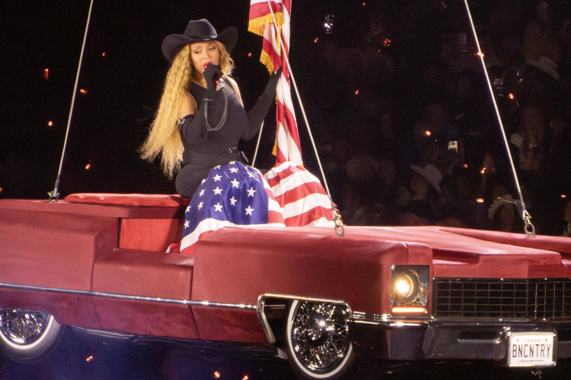 Beyoncé: Die Sängerin schwebt bei ihren Konzerten, so wie hier in London, in einem Auto über den Zuschauern.