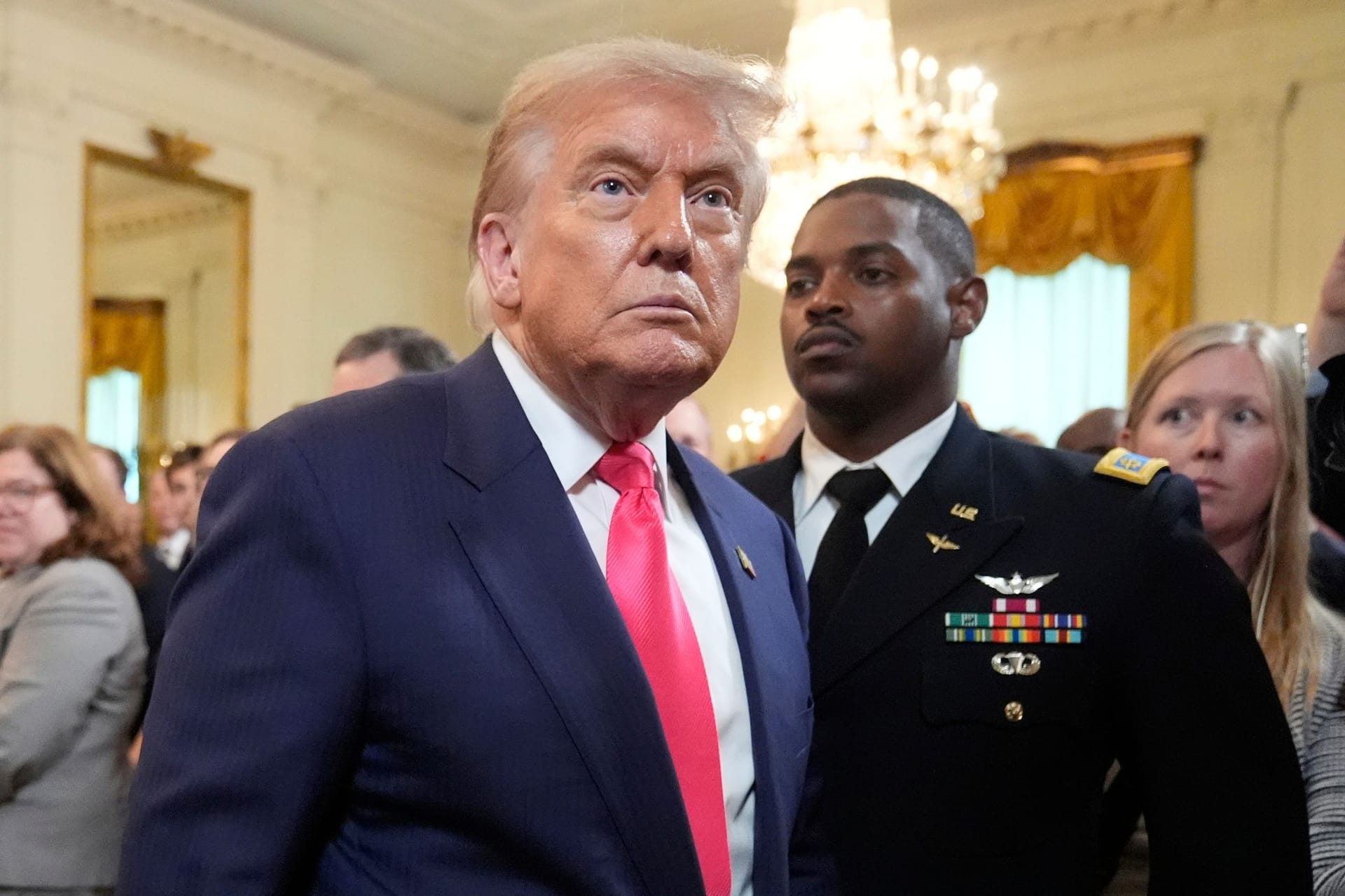 US-Präsident Donald Trump geht nach einer Veranstaltung über seine innenpolitische und haushaltspolitische Agenda im Ostzimmer des Weißen Hauses.