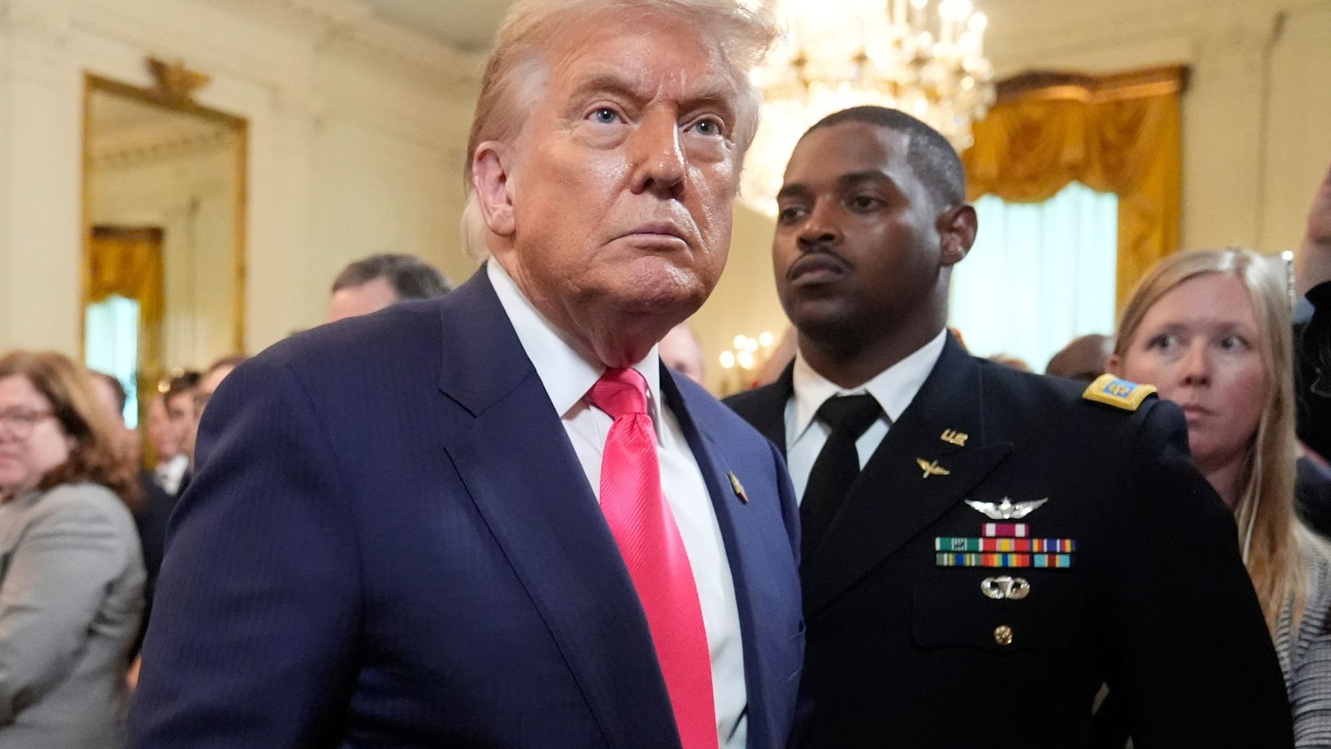 US-Präsident Donald Trump geht nach einer Veranstaltung über seine innenpolitische und haushaltspolitische Agenda im Ostzimmer des Weißen Hauses.