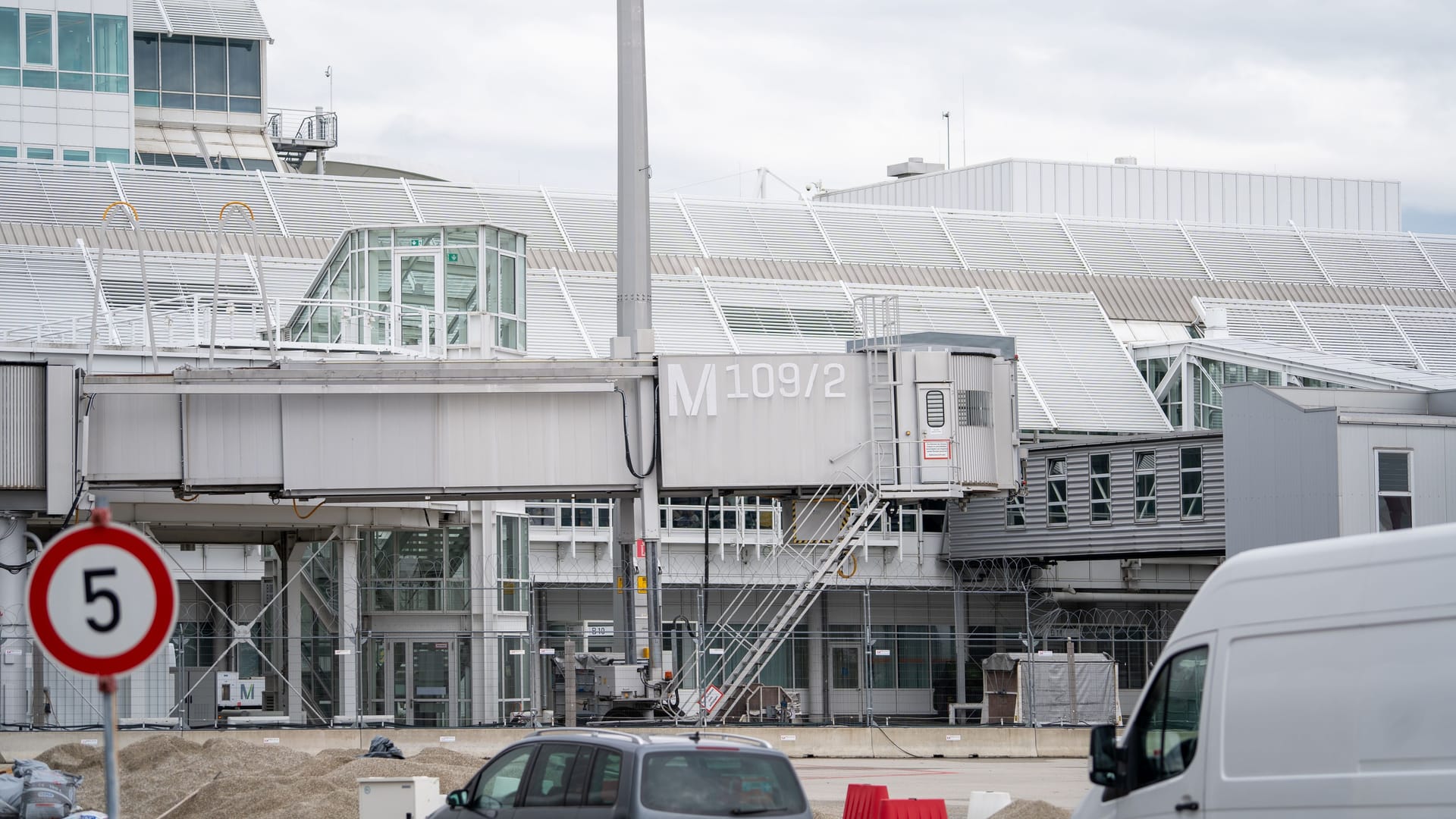 Blick vom Neubau auf das bestehende Terminal 1: Der neue Flugsteig am Terminal 1 hebt sich architektonisch deutlich vom Bestand ab.