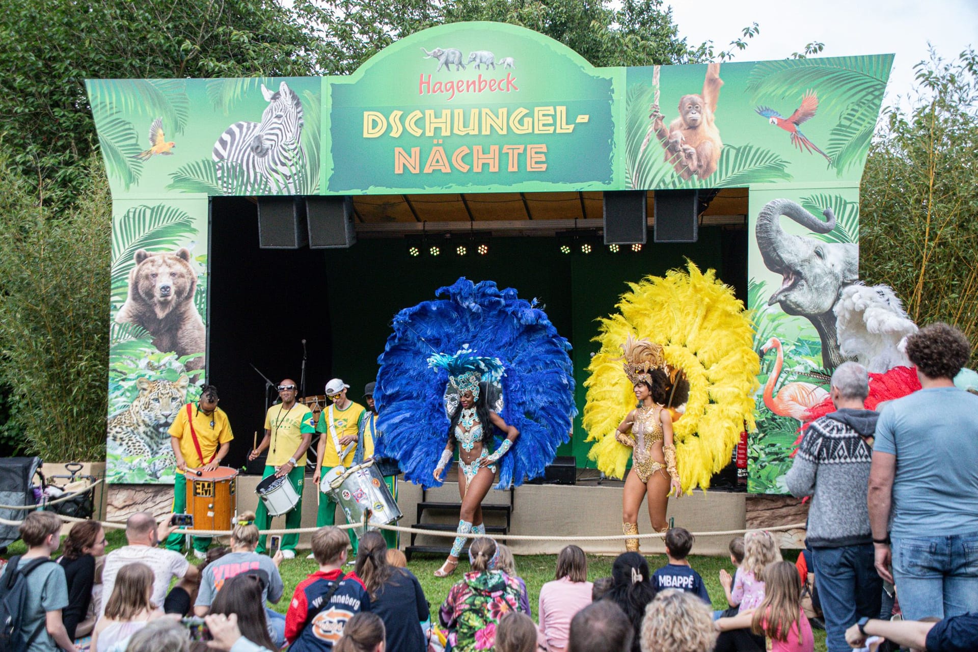 Dschungel-Nächte im Tierpark Hagenbeck: Sambatänzerinnen und Trommler sorgen für rhythmische Stimmung und leuchtende Kostüme.