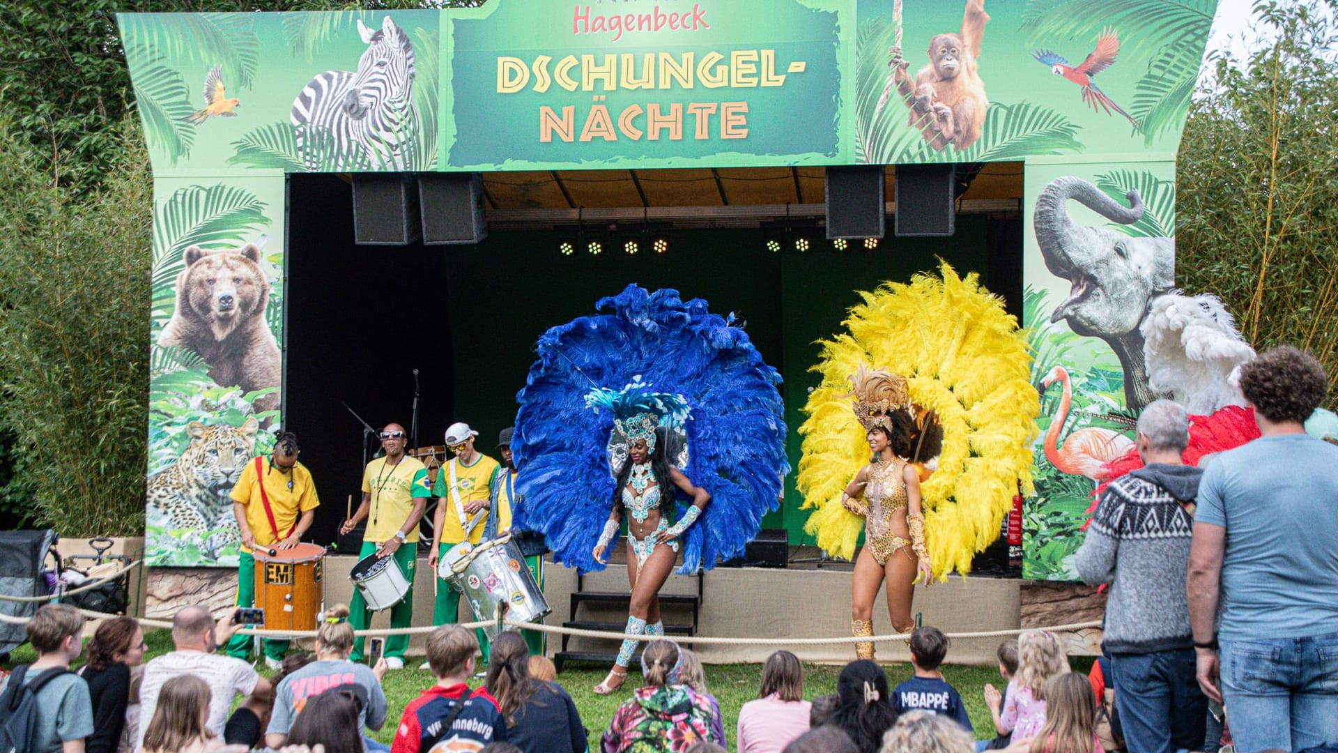 Dschungel-Nächte im Tierpark Hagenbeck: Sambatänzerinnen und Trommler sorgen für rhythmische Stimmung und leuchtende Kostüme.