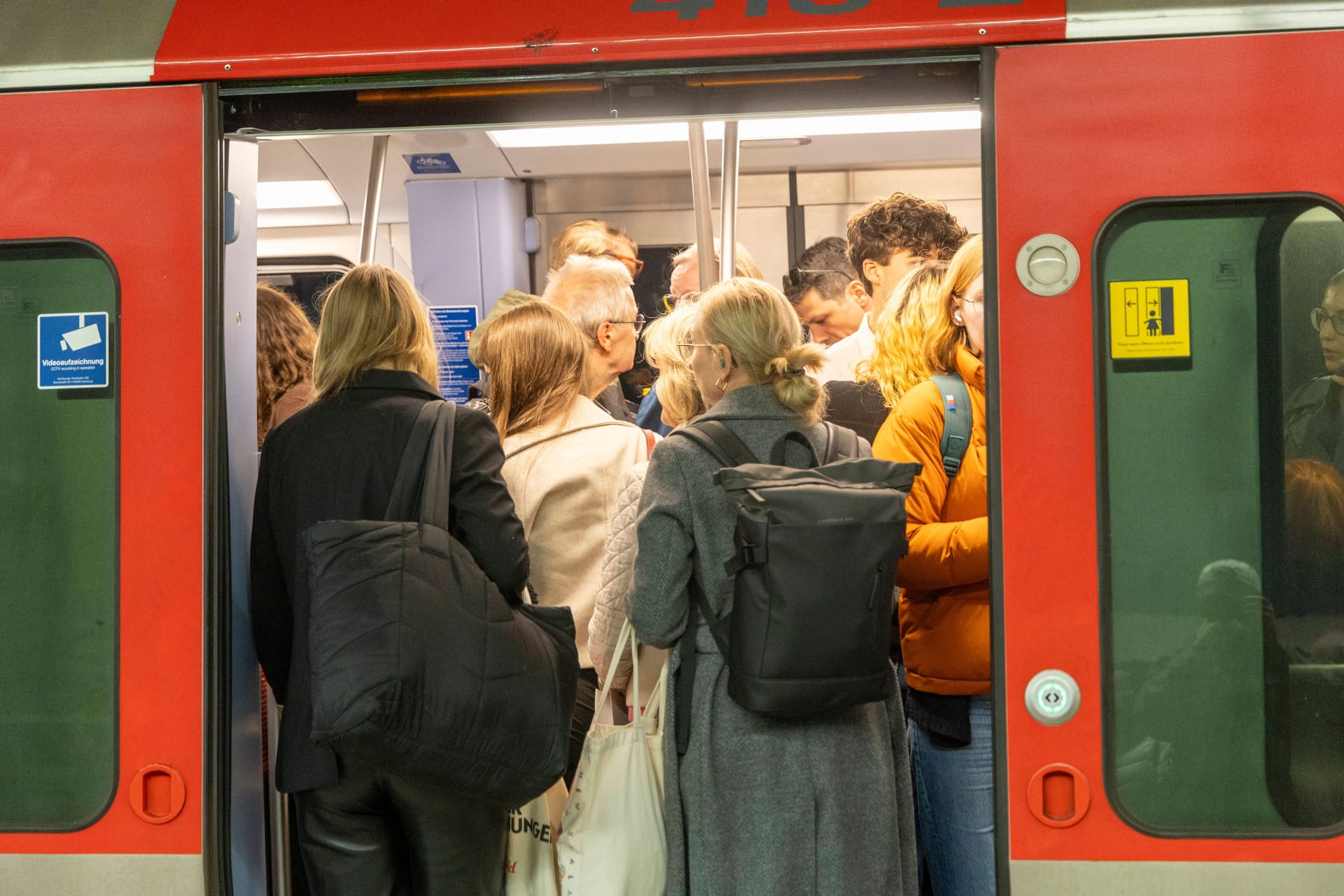 Volle Bahnen an der U-Bahnstation Überseequartier