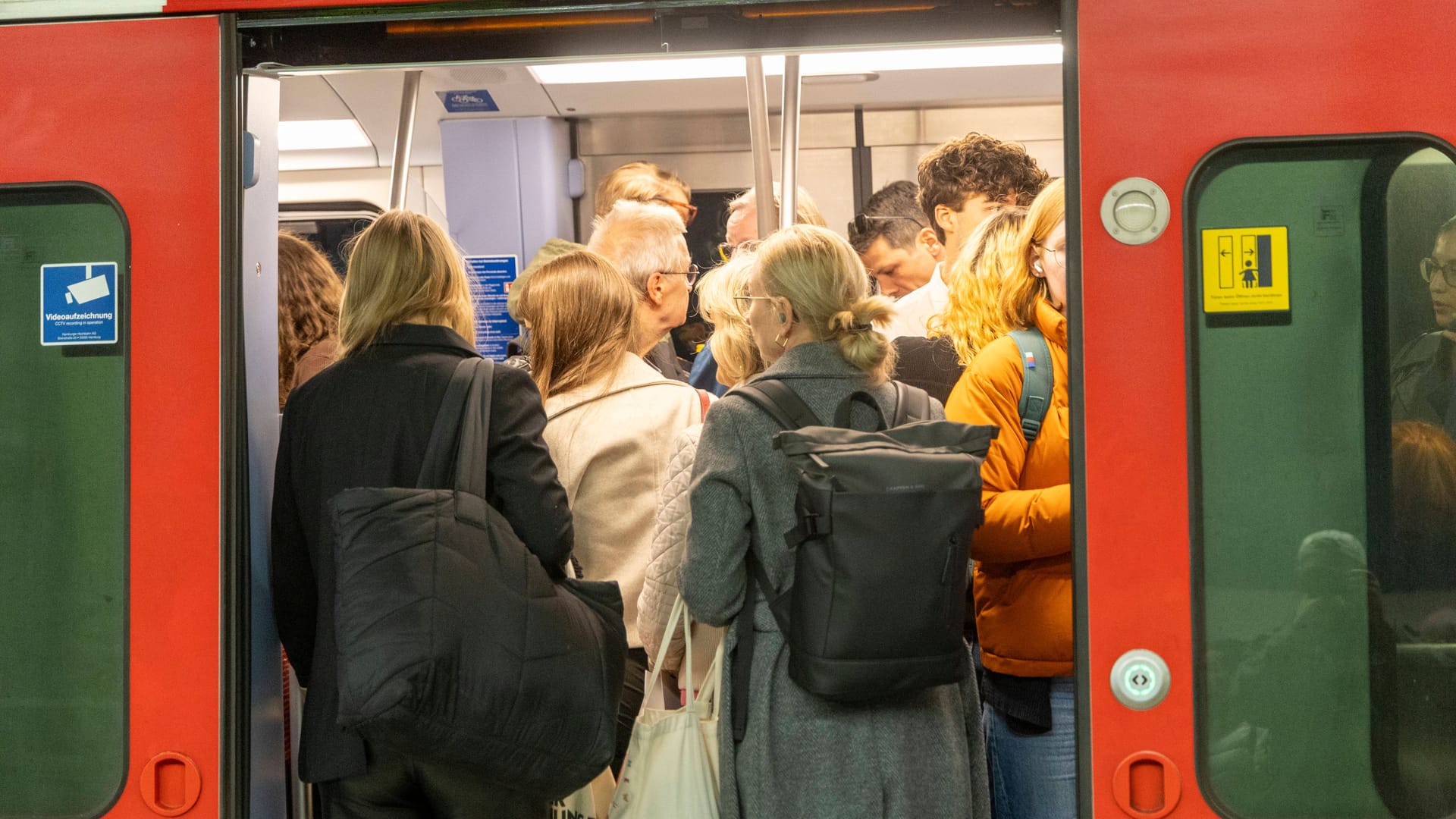 Volle Bahnen an der U-Bahnstation Überseequartier