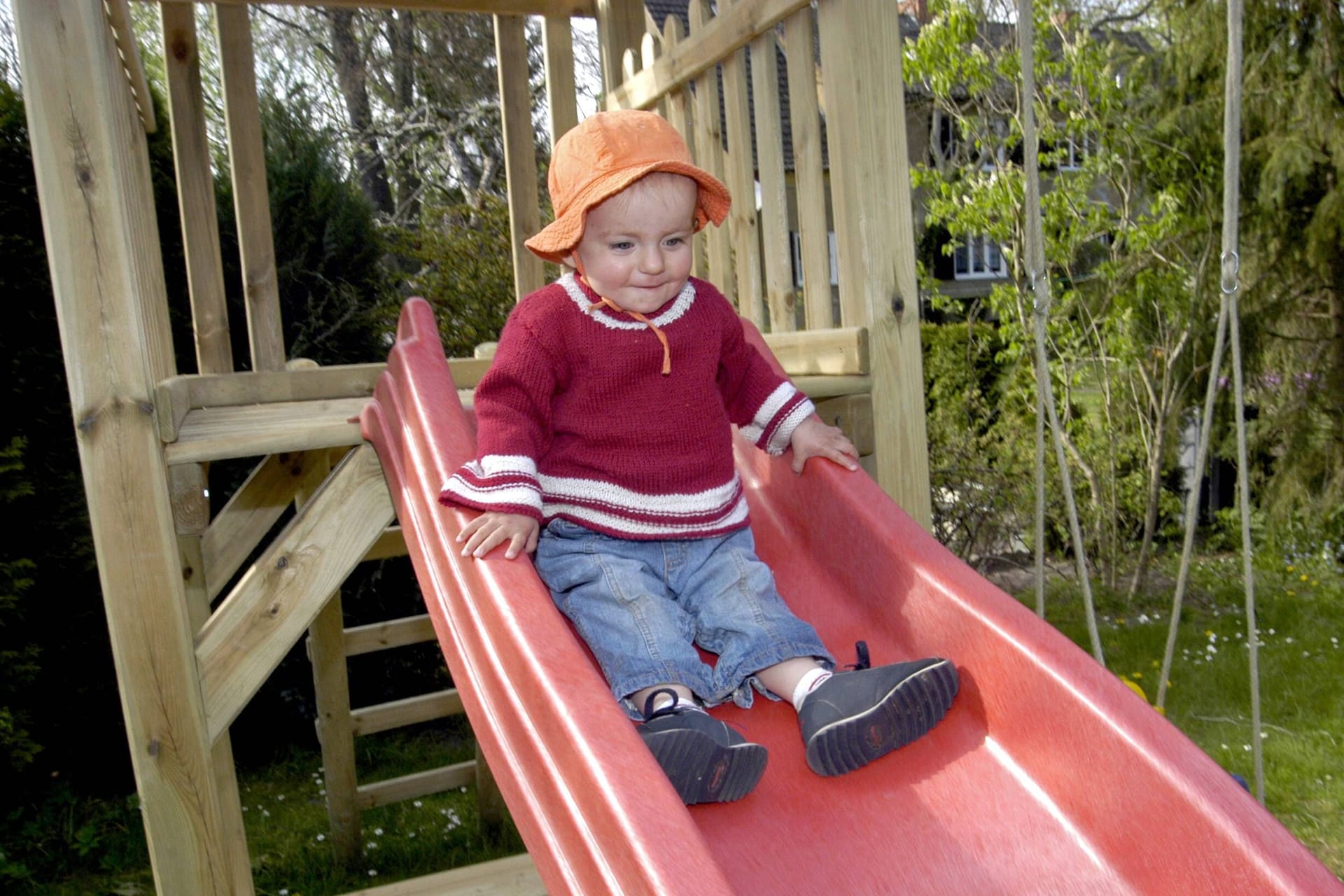 Kleines Mädchen auf einer Rutsche (Symbolbild): In Braunschweig ist der Grundstein für einen neuen Spielplatz gelegt.