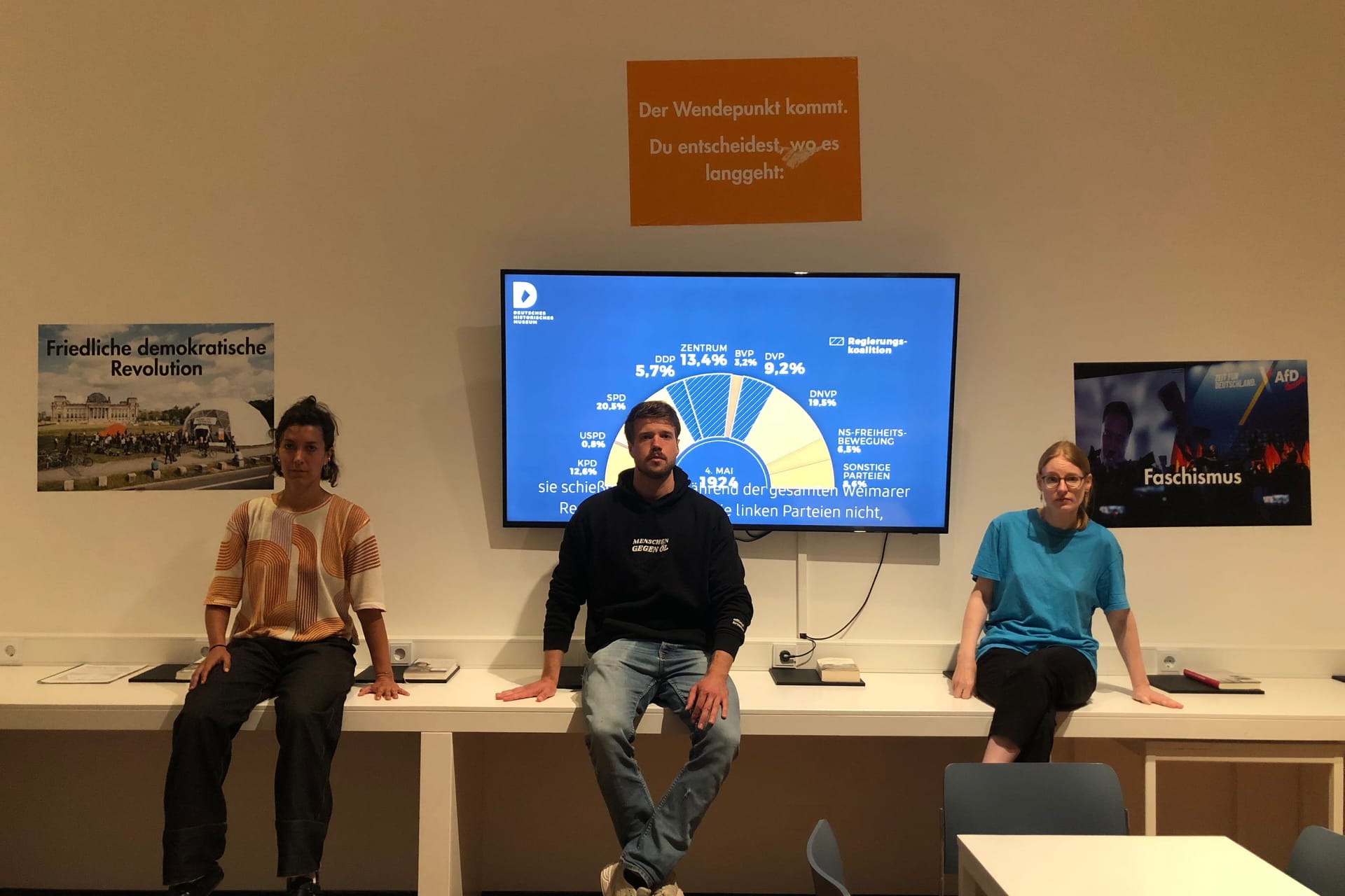 Klimaaktivisten im Museum: Die Protestler zeigten sich selbst beim Sicherheitsdienst an.