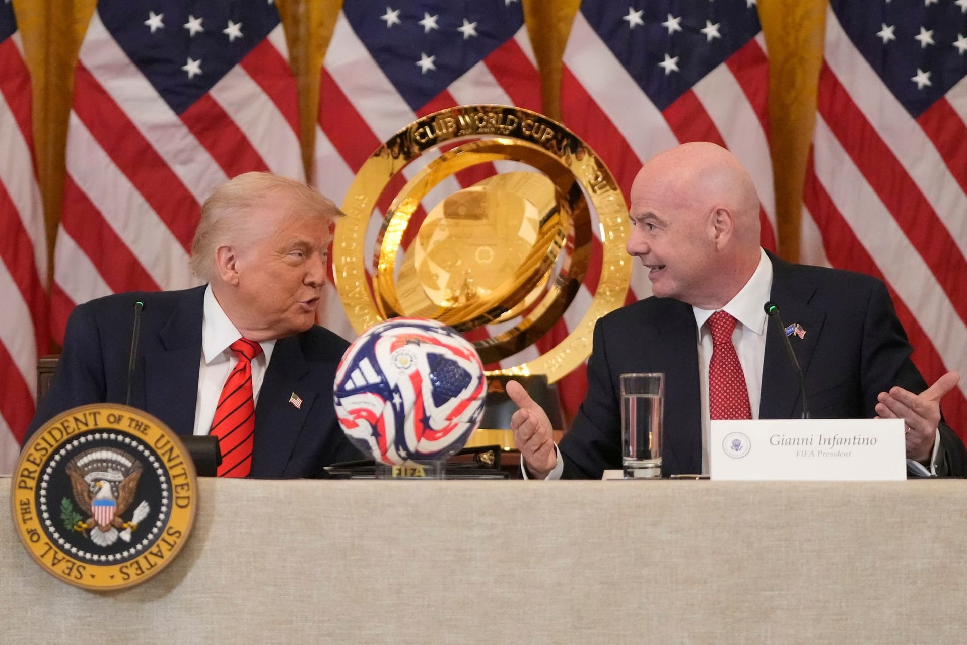Donald Trump (l.) und Gianni Infantino (r.)