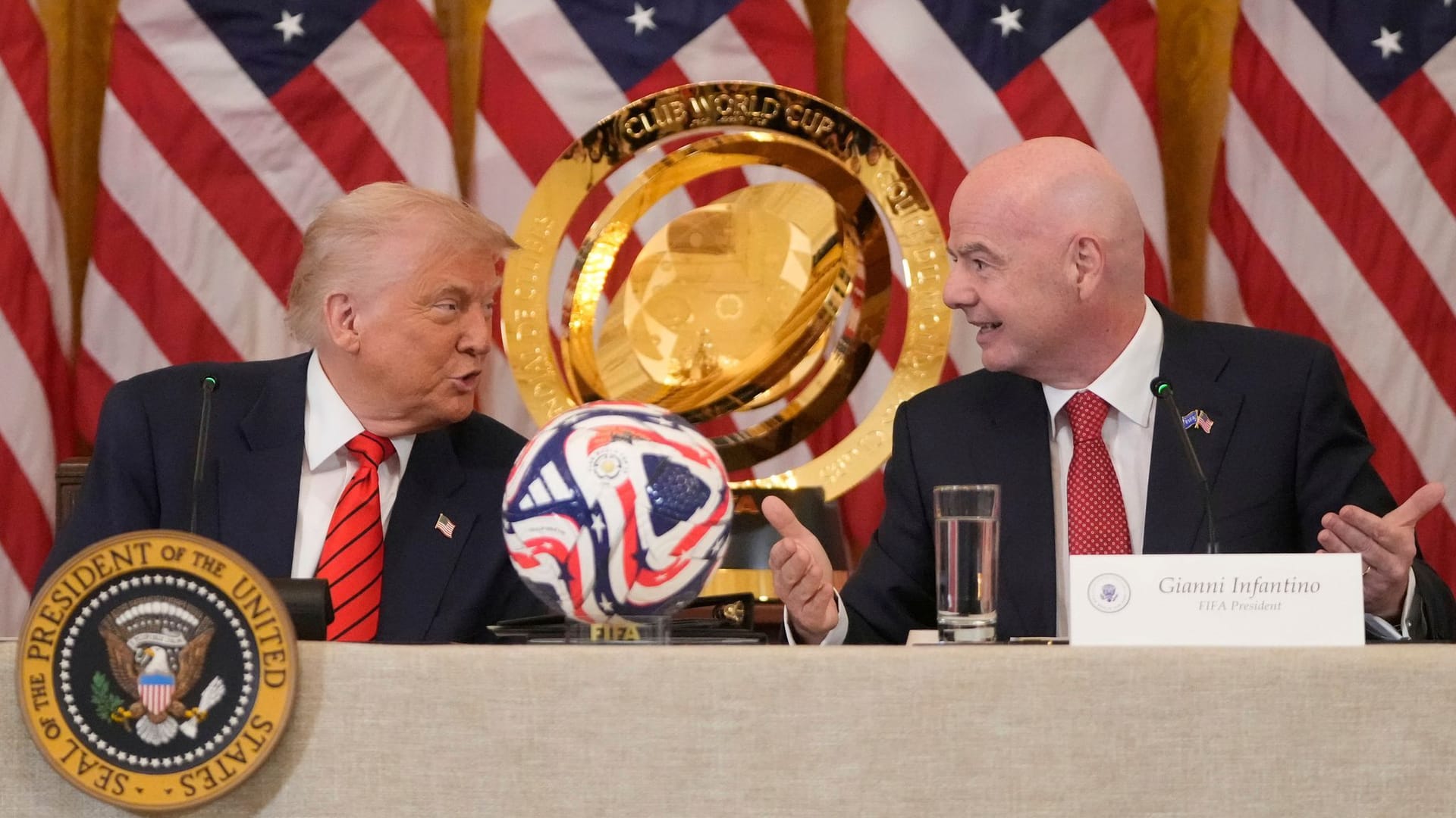 Donald Trump (l.) und Gianni Infantino (r.) Donald Trump (l.) und Gianni Infantino (r.)