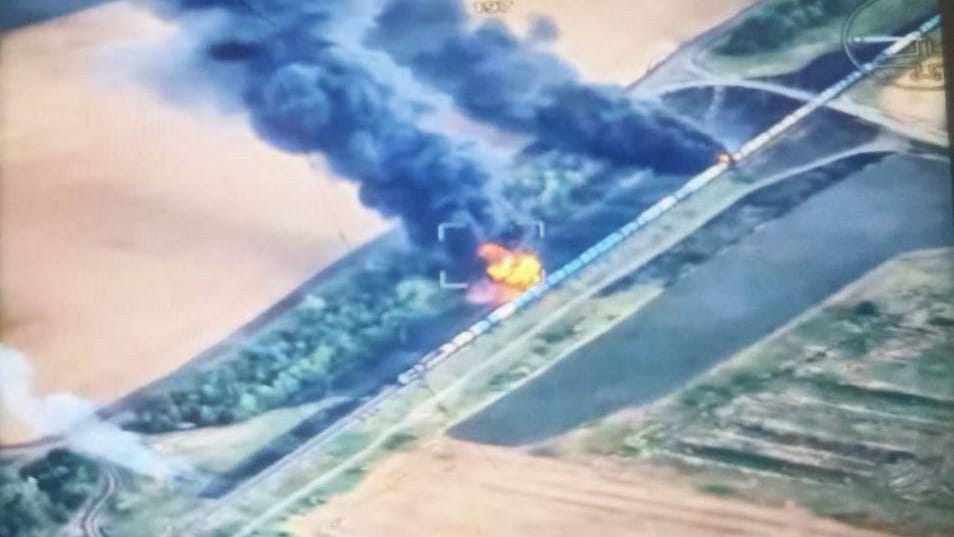 Diese vom ukrainischen Geheimdienst HUR geteilten Drohnenaufnahme soll den brennenden Zug in der Region Saporischschja zeigen.