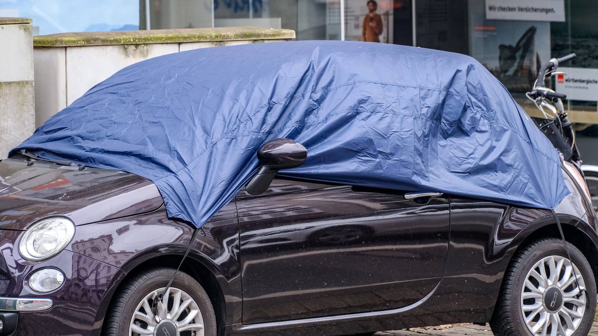 Wirkt: Die Halbgarage senkt die Temperatur im Auto um bis zu 10 Grad und kann im Herbst auch vor Sturmschäden schützen.