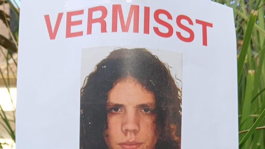 Mit Plakaten wird nach dem Vermissten am Wassermannsee gesucht.