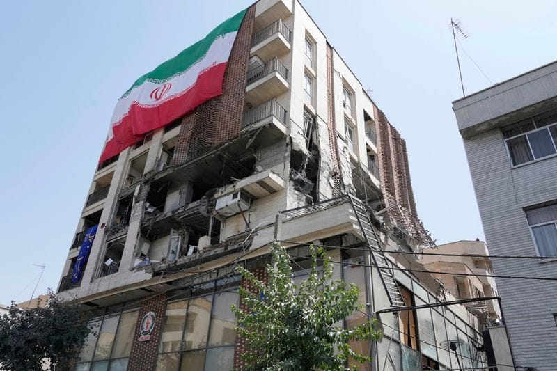 Ein zerstörtes Gebäude in Teheran: Nach dem Krieg mit Israel gibt es viele Festnahmen im Iran.