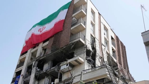 Ein zerstörtes Gebäude in Teheran: Nach dem Krieg mit Israel gibt es viele Festnahmen im Iran.