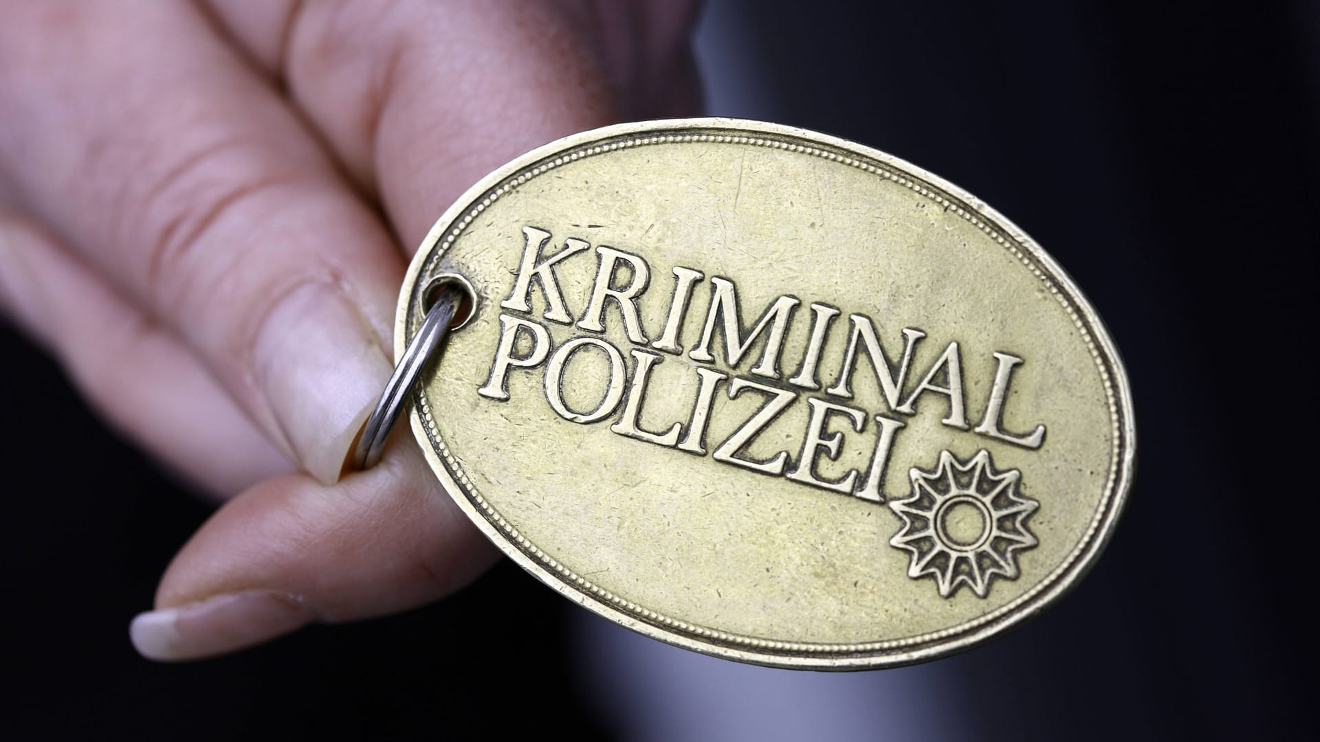 Dienstmarke der Kriminalpolizei: Wie die offiziellen Dienstausweise und Marken aussehen, zeigen viele Polizeibehörden auf ihren Websites.