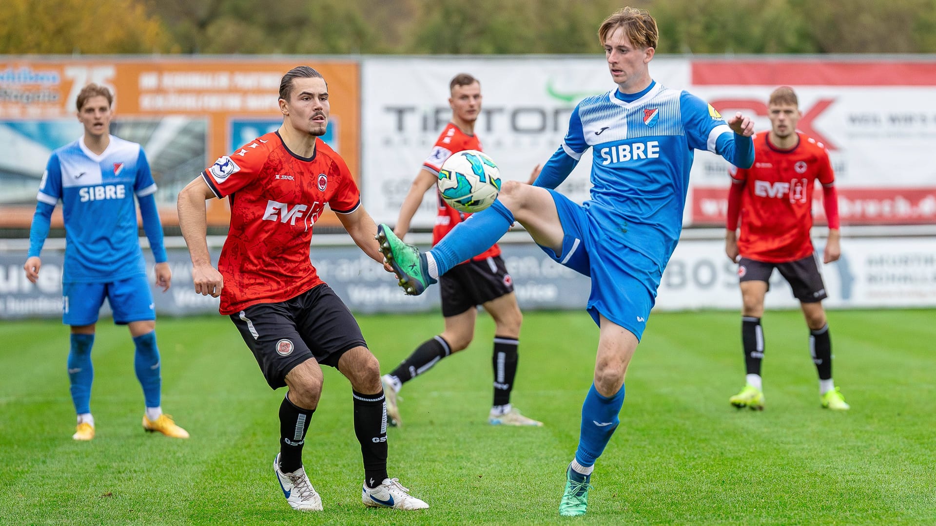 Justin Steinkötter (r.) im Trikot des TSV Steinbach Haiger: Für die Hessen erzielte er in der abgelaufenen Spielzeit 20 Tore.