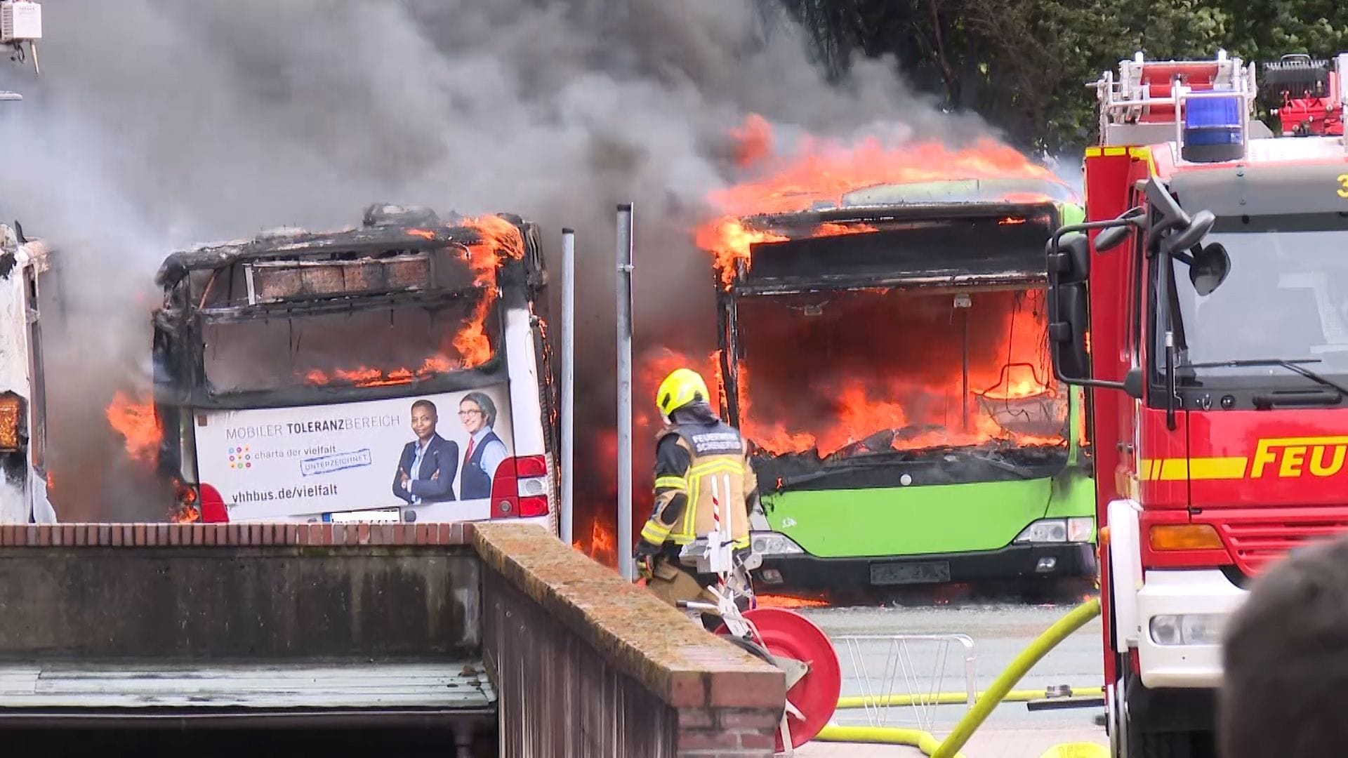 Busse in Flammen: Die Einsatzkräfte waren am Pfingstsonntag in Schenefeld gefordert. Busse in Flammen: Die Einsatzkräfte waren am Pfingstsonntag in Schenefeld gefordert.