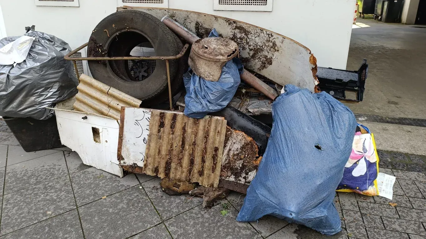 Müllberge vor dem Haus und im Hof an einer LEG-Immobilie am Boxgraben: Viele Menschen laden ihren Sperrmüll dort ab, die Kosten tragen die Anwohner.