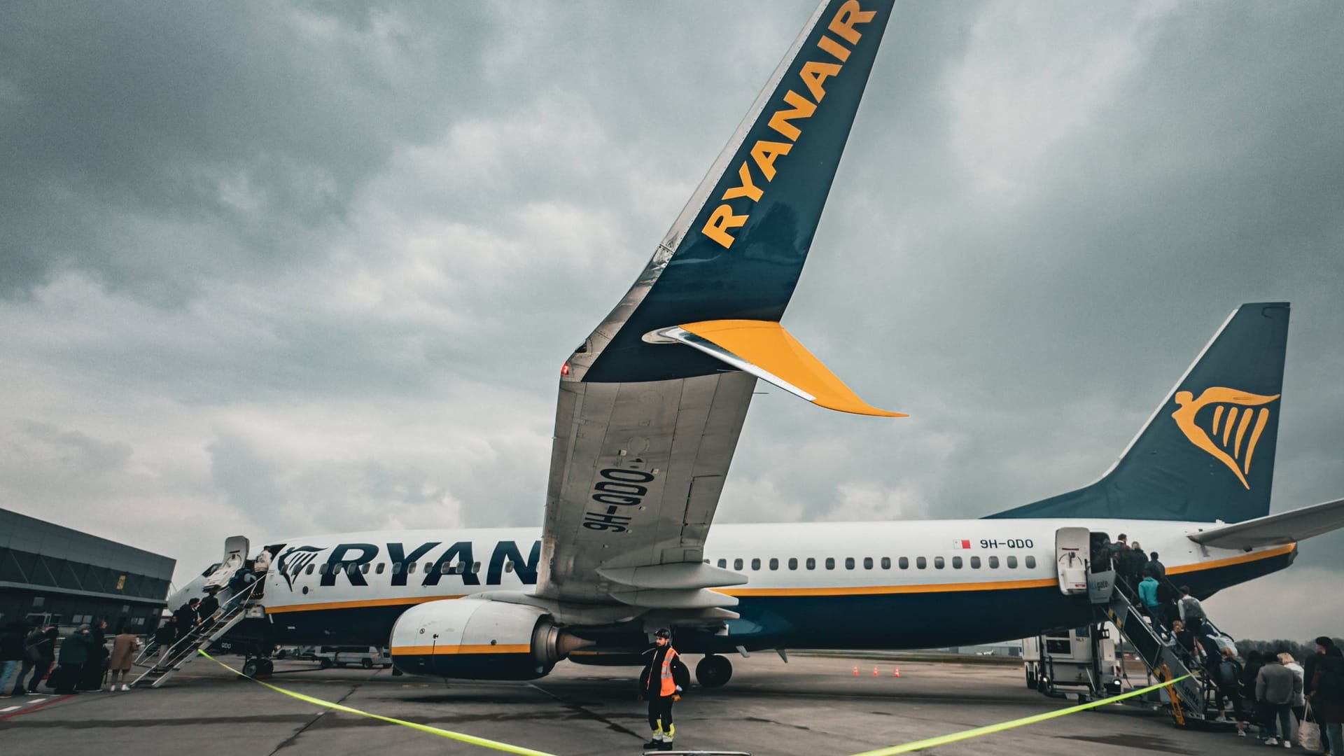 Eine Boeing 737 von Ryanair auf einem Rollfeld (Symbolfoto): Bei einem Flug vom BER nach Mailand ist es zu Turbulenzen gekommen.