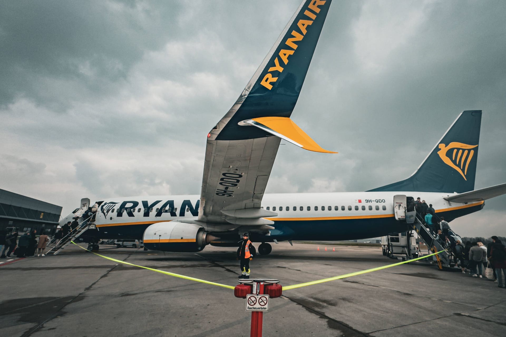 Eine Boeing 737 von Ryanair auf einem Rollfeld (Symbolfoto): Bei einem Flug vom BER nach Mailand ist es zu Turbulenzen gekommen.